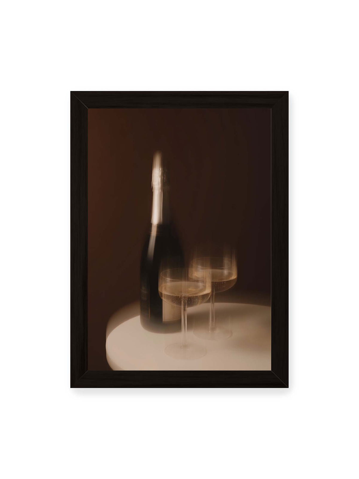 21x30 cm, schwarzer Rahmen – Dunkle Flasche und zwei gefüllte Weingläser mit warmen Lichtreflexen auf einem runden hellen Tisch.
