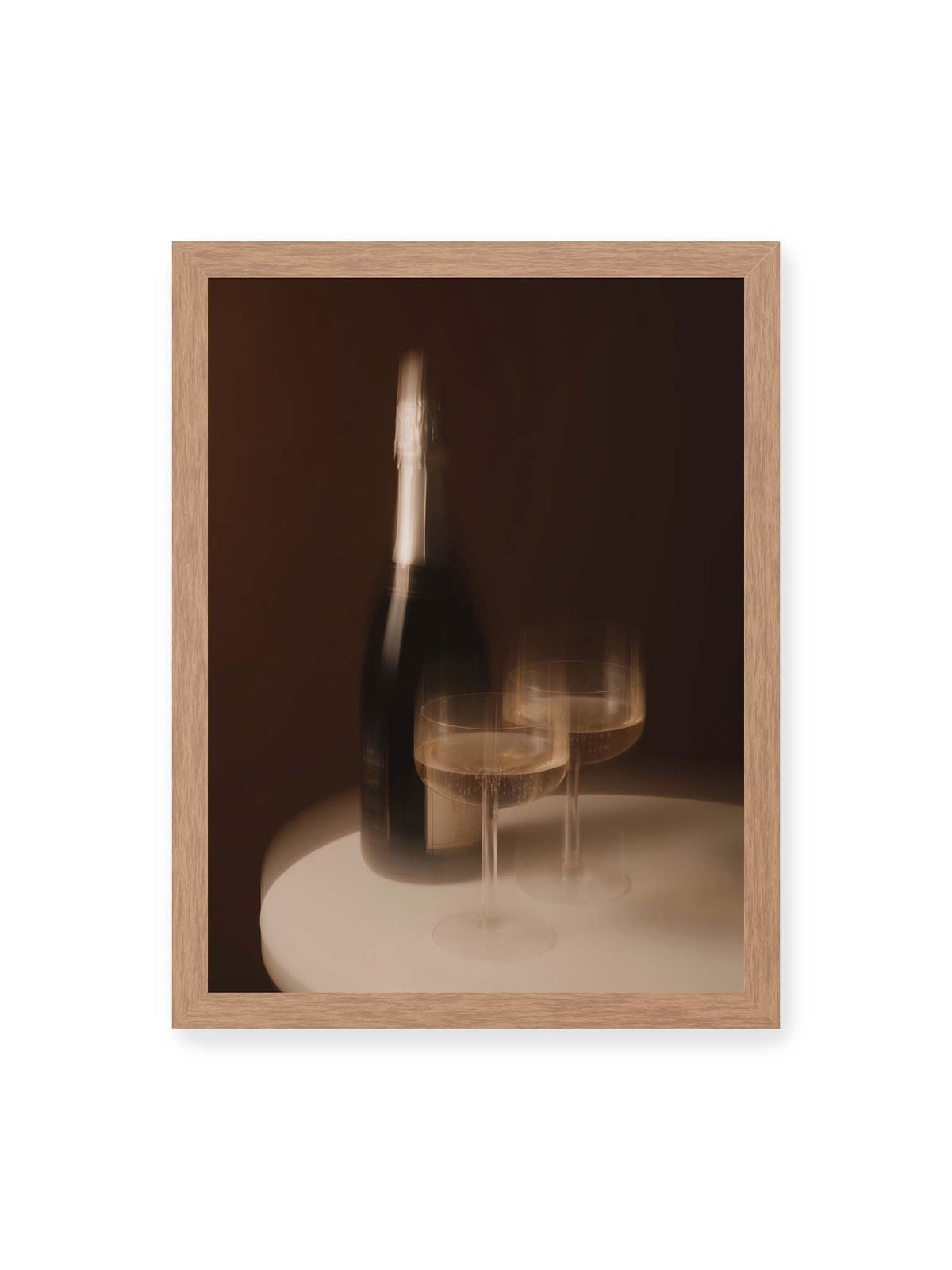 30x40 cm, Eichenrahmen – Dunkle Flasche und zwei gefüllte Weingläser mit warmen Lichtreflexen auf einem runden hellen Tisch.
