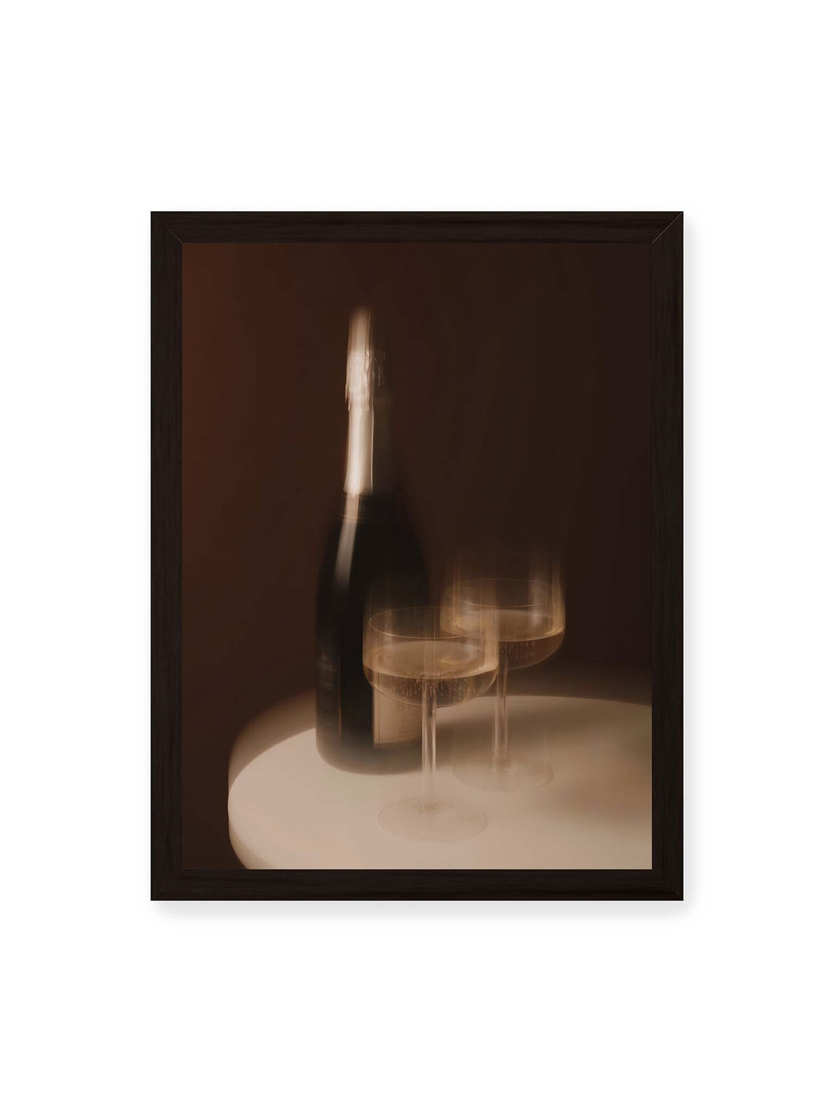 30x40 cm, schwarzer Rahmen – Dunkle Flasche und zwei gefüllte Weingläser mit warmen Lichtreflexen auf einem runden hellen Tisch.