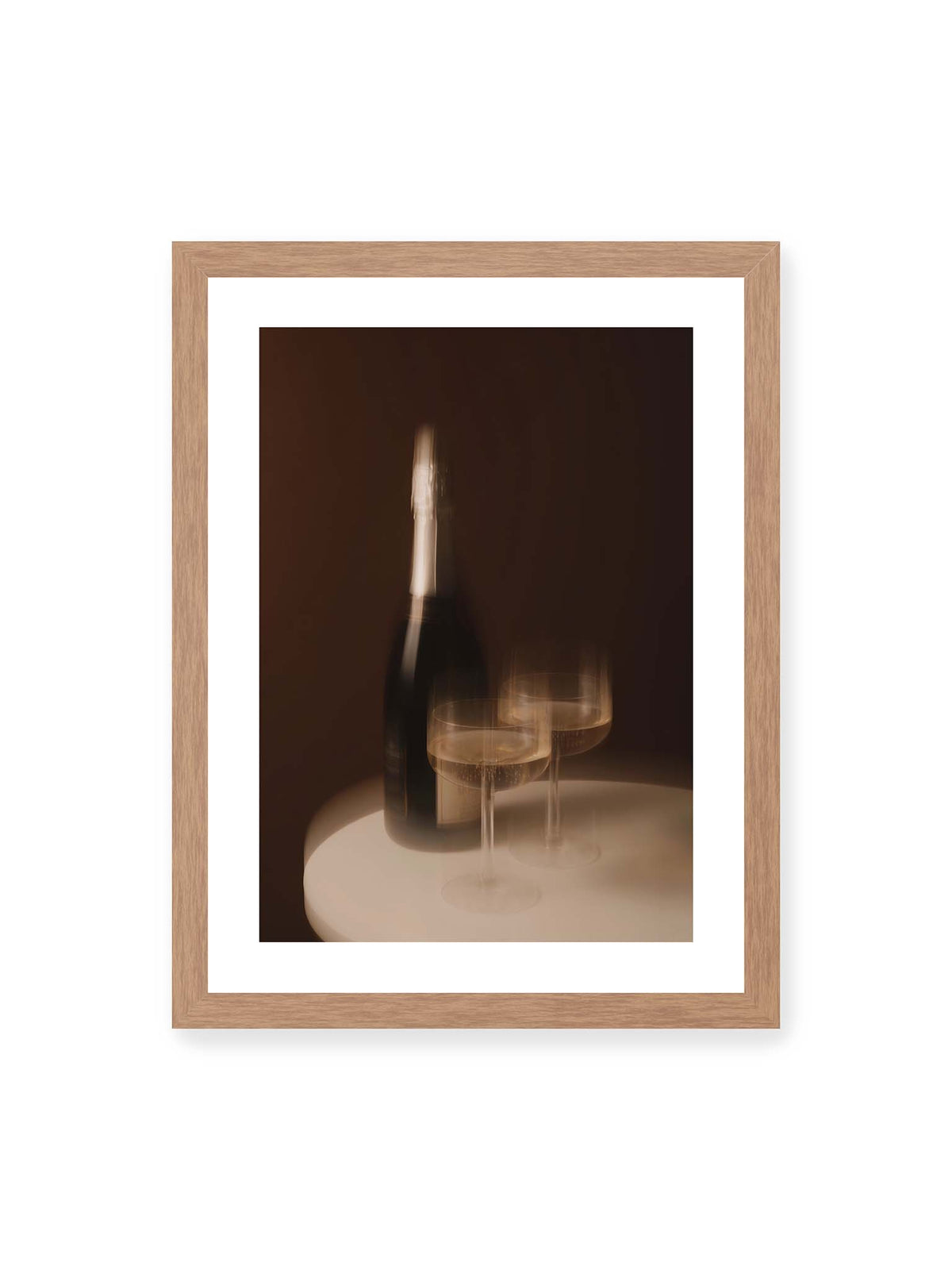 30x40 cm, weißer Galerie-Rand, Eichenrahmen – Dunkle Flasche und zwei gefüllte Weingläser mit warmen Lichtreflexen auf einem runden hellen Tisch.