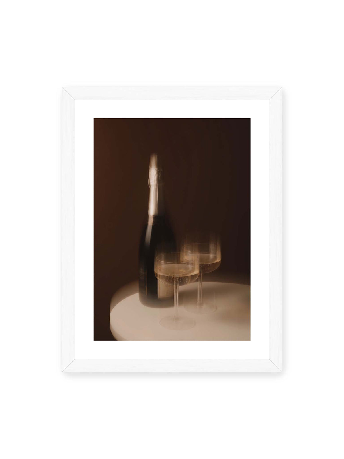 30x40 cm, weißer Galerie-Rand, weißer Rahmen – Dunkle Flasche und zwei gefüllte Weingläser mit warmen Lichtreflexen auf einem runden hellen Tisch.
