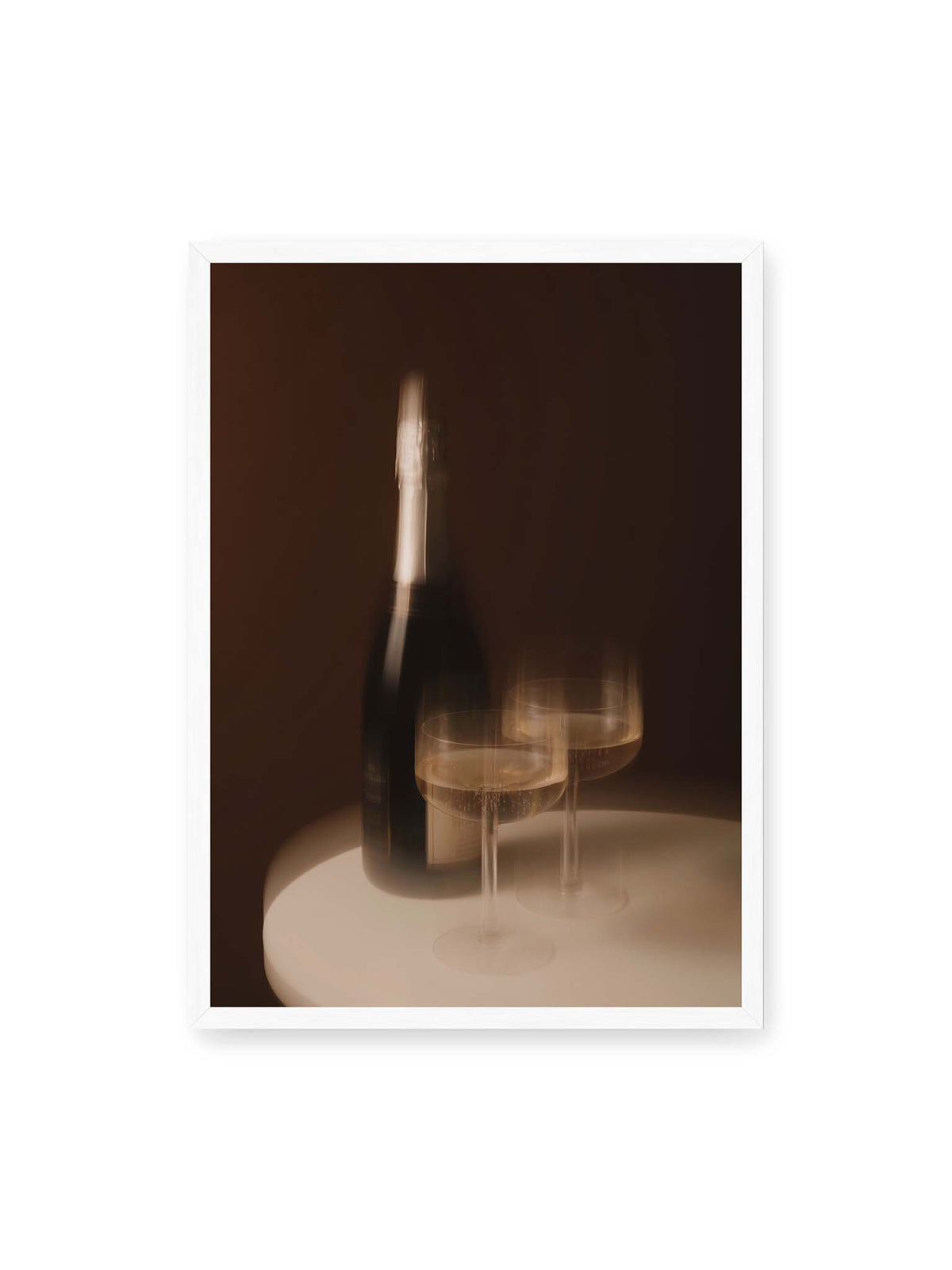 50x70 cm, weißer Rahmen – Dunkle Flasche und zwei gefüllte Weingläser mit warmen Lichtreflexen auf einem runden hellen Tisch.