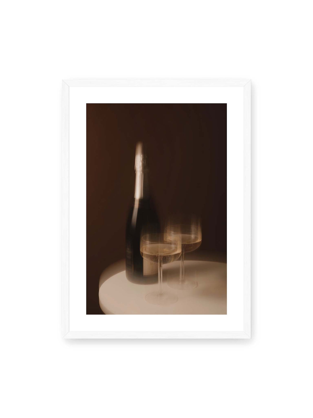 50x70 cm, weißer Galerie-Rand, weißer Rahmen – Dunkle Flasche und zwei gefüllte Weingläser mit warmen Lichtreflexen auf einem runden hellen Tisch.