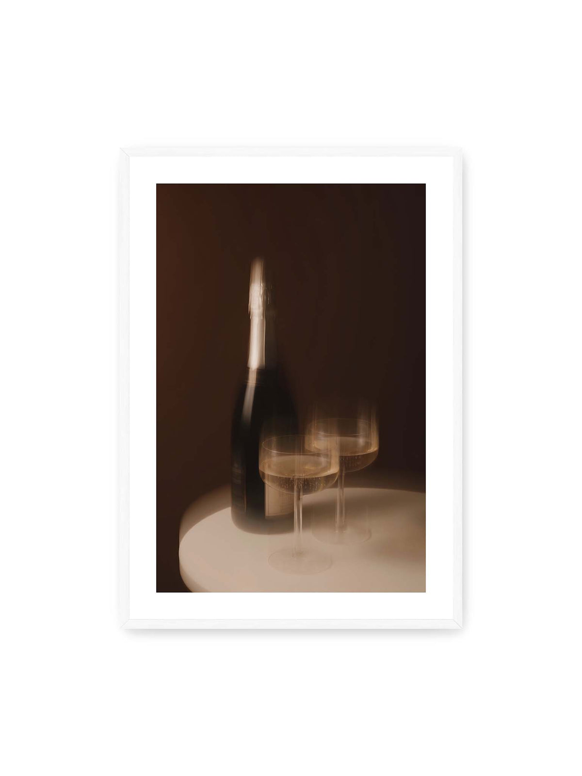 70x100 cm, weißer Galerie-Rand, weißer Rahmen – Dunkle Flasche und zwei gefüllte Weingläser mit warmen Lichtreflexen auf einem runden hellen Tisch.
