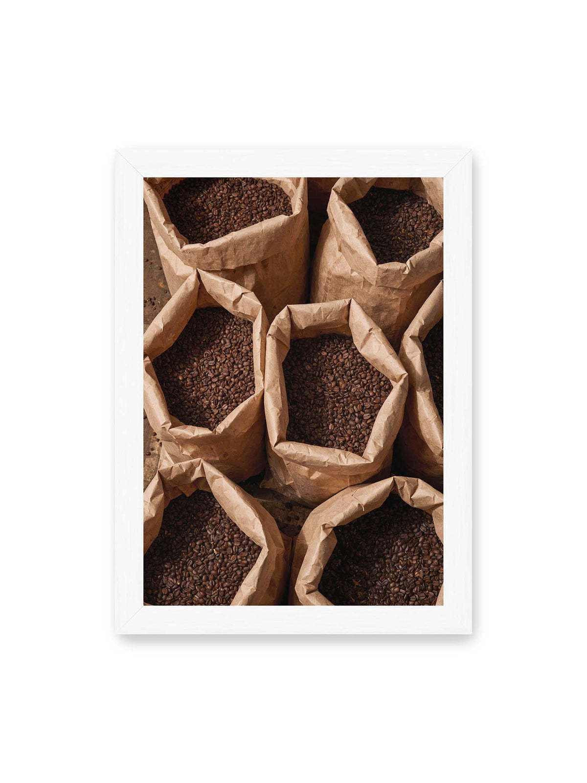 21x30 cm, weißer Rahmen – Offene braune Papiersäcke voller dunkel gerösteter Kaffeebohnen aus erhöhter Perspektive.