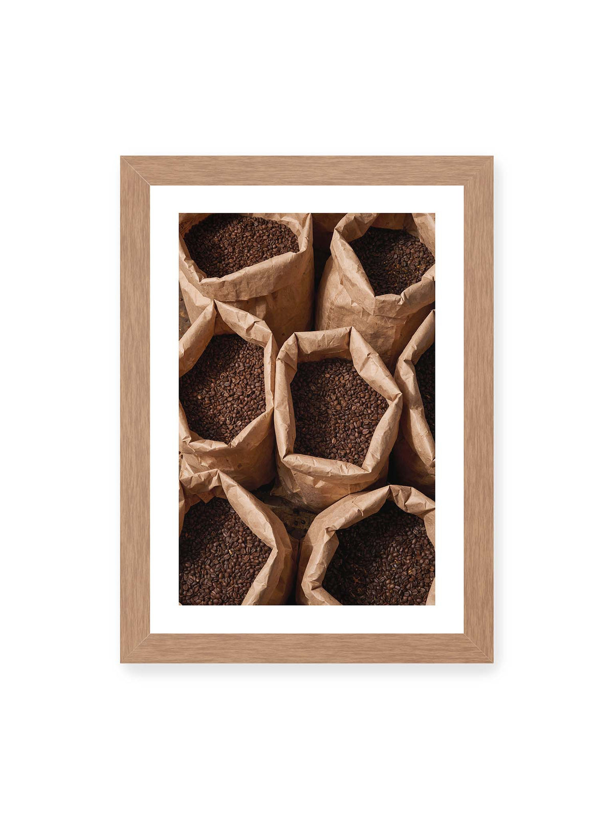 21x30 cm, weißer Galerie-Rand, Eichenrahmen – Offene braune Papiersäcke voller dunkel gerösteter Kaffeebohnen aus erhöhter Perspektive.