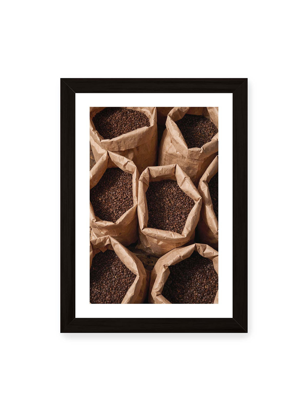 21x30 cm, weißer Galerie-Rand, schwarzer Rahmen – Offene braune Papiersäcke voller dunkel gerösteter Kaffeebohnen aus erhöhter Perspektive.