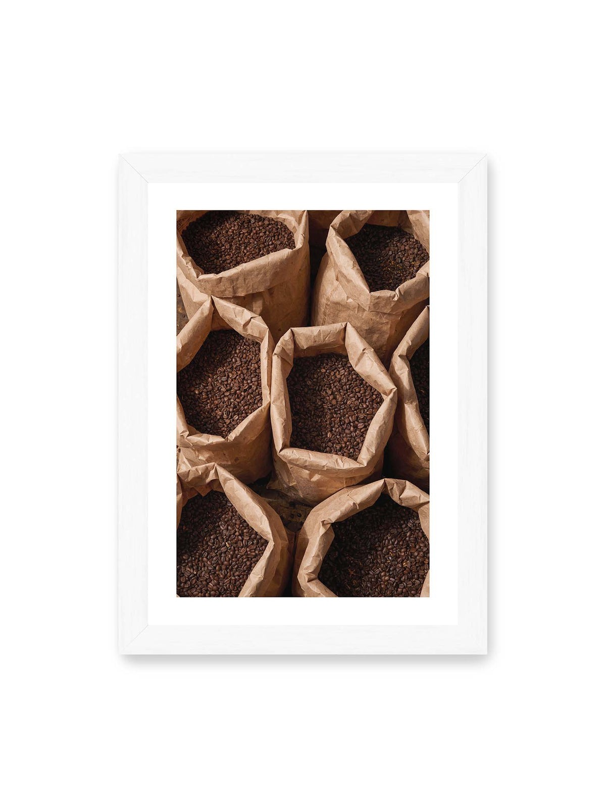 21x30 cm, weißer Galerie-Rand, weißer Rahmen – Offene braune Papiersäcke voller dunkel gerösteter Kaffeebohnen aus erhöhter Perspektive.