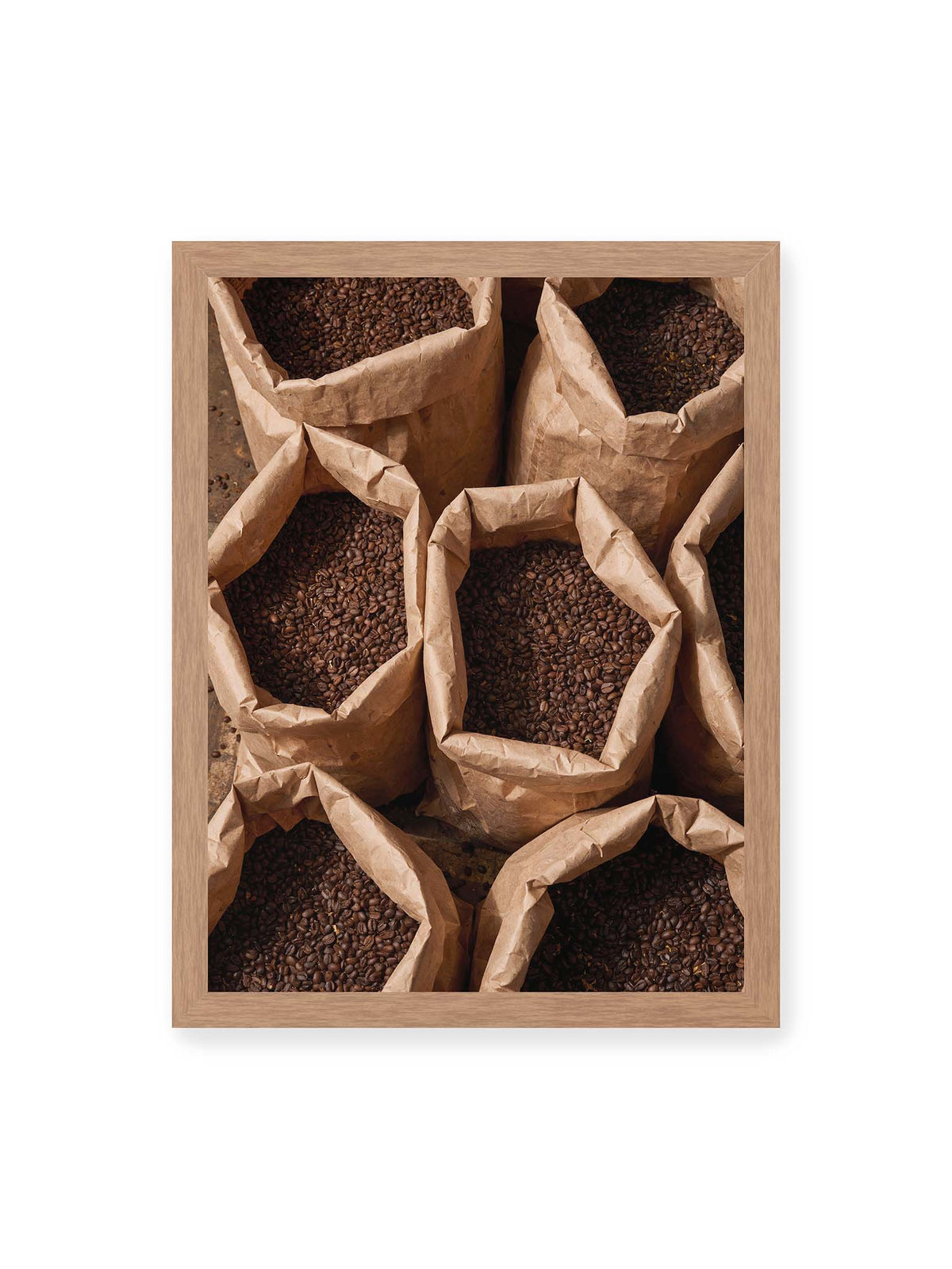 30x40 cm, Eichenrahmen – Offene braune Papiersäcke voller dunkel gerösteter Kaffeebohnen aus erhöhter Perspektive.