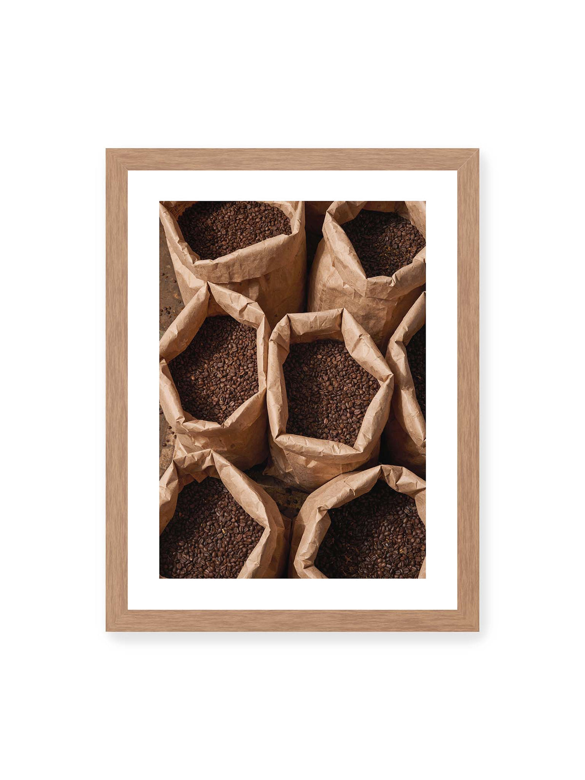 30x40 cm, weißer Galerie-Rand, Eichenrahmen – Offene braune Papiersäcke voller dunkel gerösteter Kaffeebohnen aus erhöhter Perspektive.