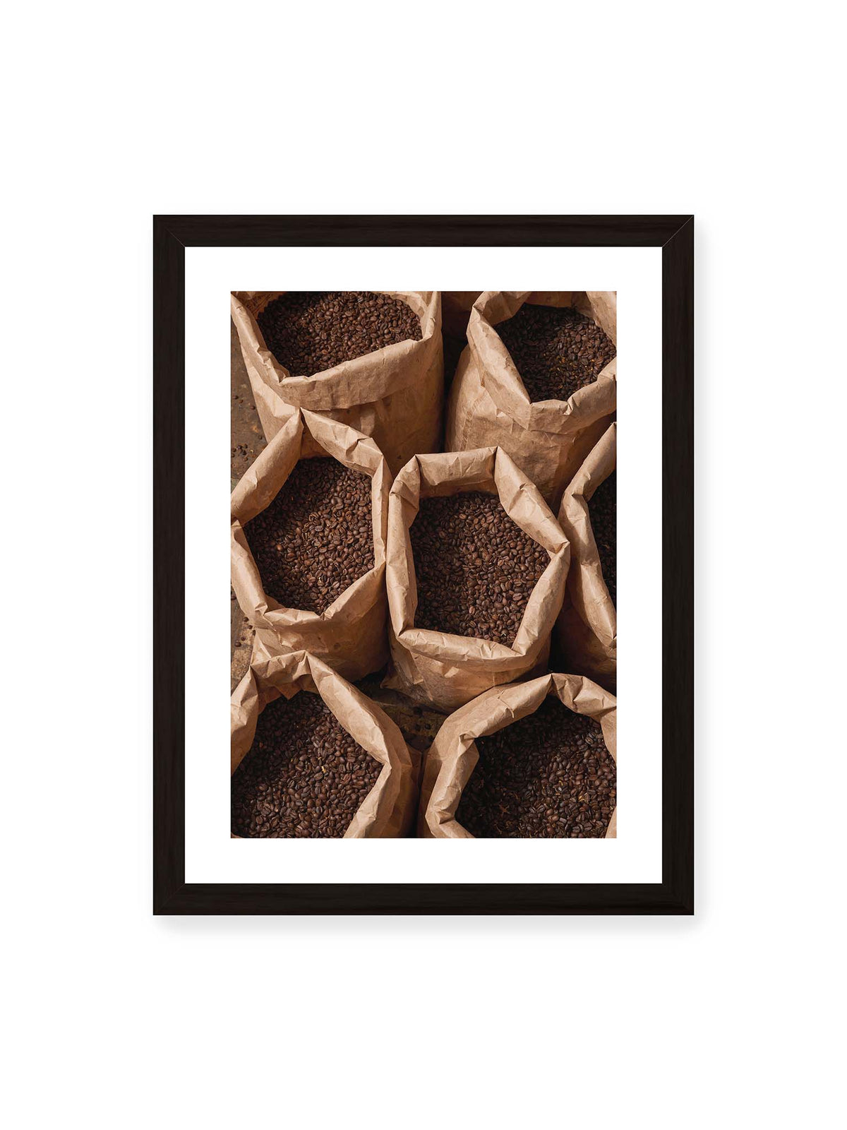 30x40 cm, weißer Galerie-Rand, schwarzer Rahmen – Offene braune Papiersäcke voller dunkel gerösteter Kaffeebohnen aus erhöhter Perspektive.