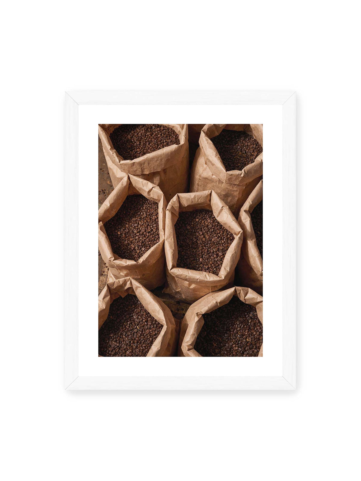 30x40 cm, weißer Galerie-Rand, weißer Rahmen – Offene braune Papiersäcke voller dunkel gerösteter Kaffeebohnen aus erhöhter Perspektive.
