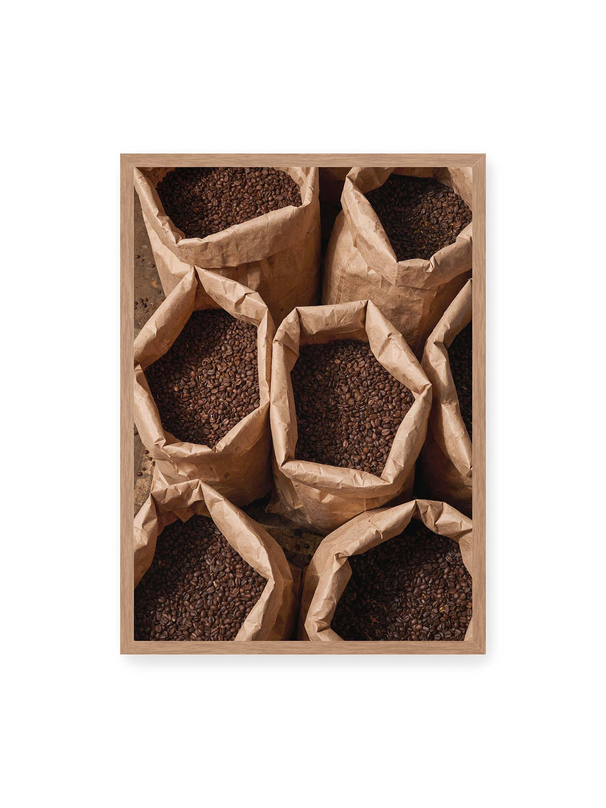50x70 cm, Eichenrahmen – Offene braune Papiersäcke voller dunkel gerösteter Kaffeebohnen aus erhöhter Perspektive.