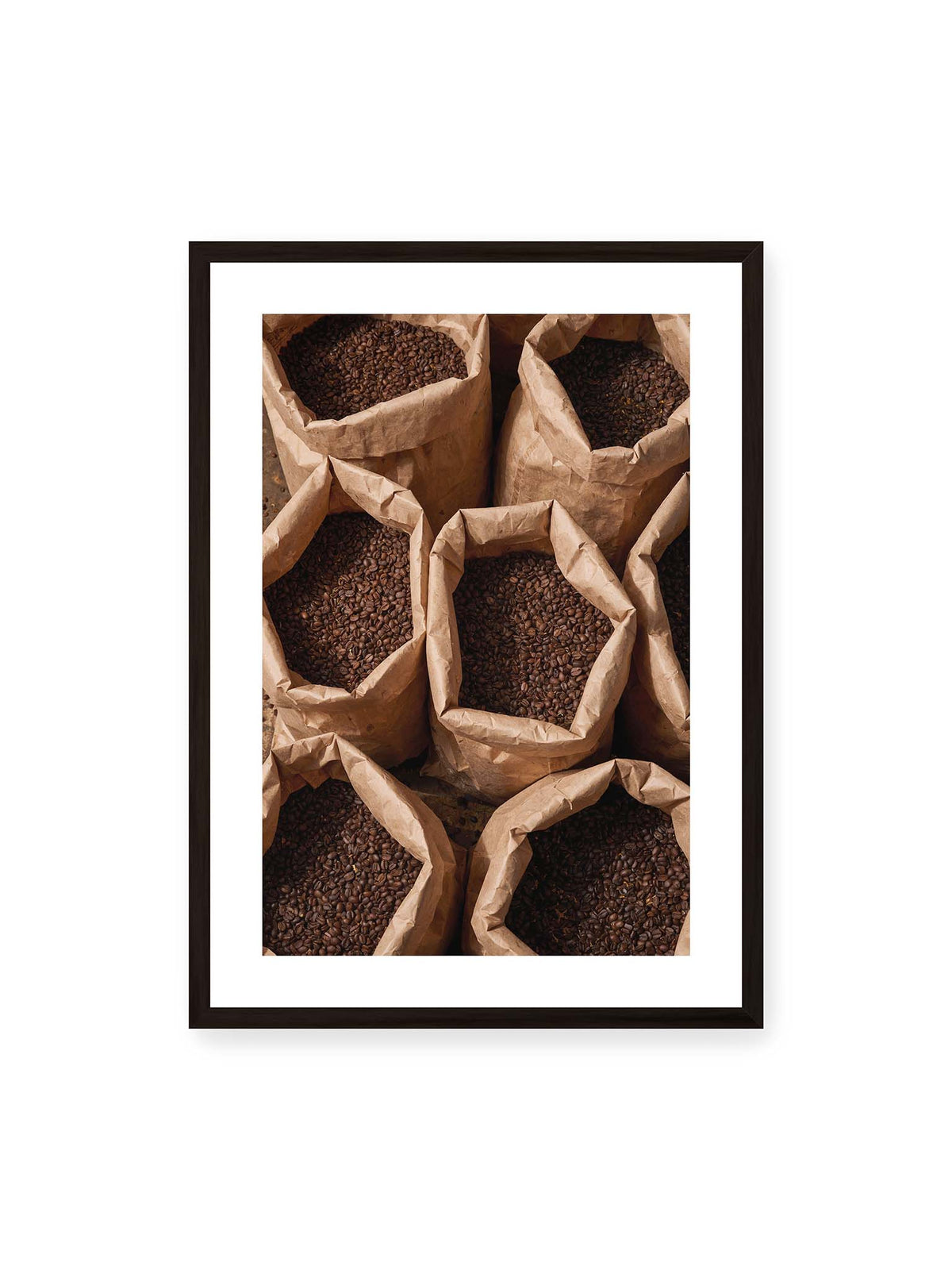 50x70 cm, weißer Galerie-Rand, schwarzer Rahmen – Offene braune Papiersäcke voller dunkel gerösteter Kaffeebohnen aus erhöhter Perspektive.