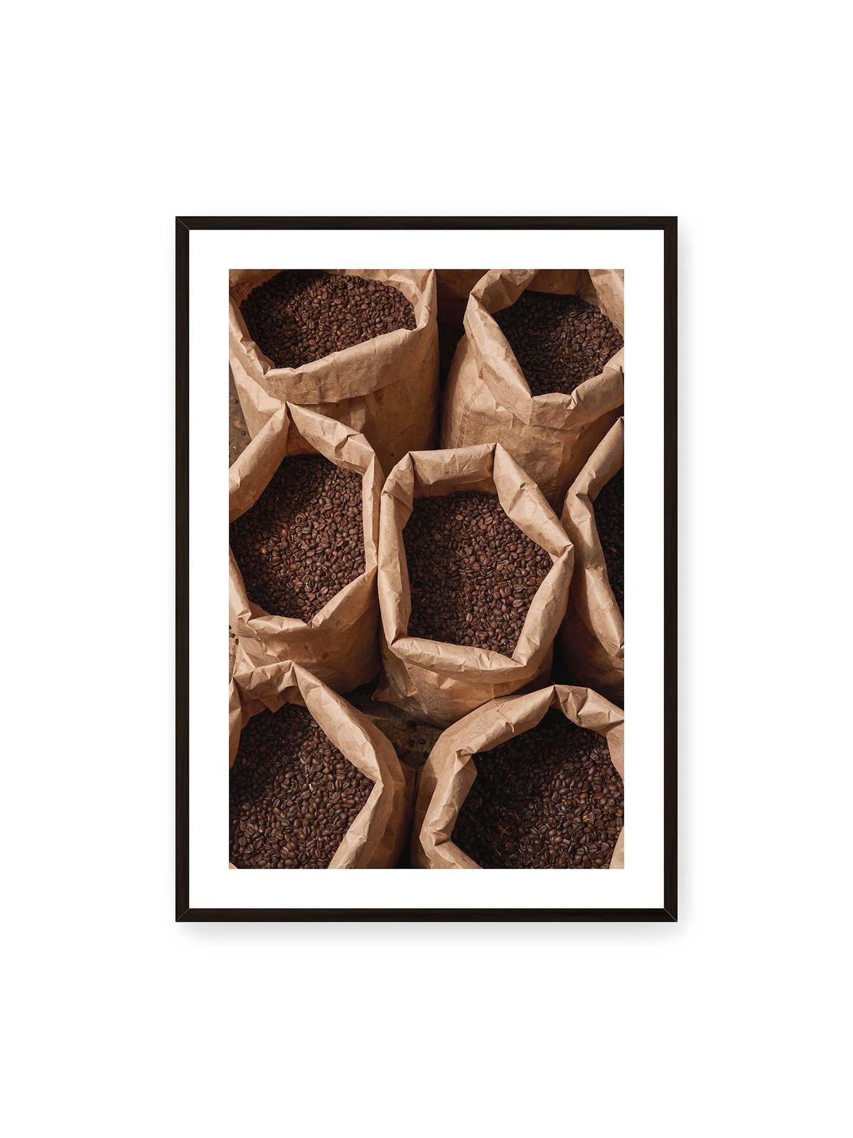 70x100 cm, weißer Galerie-Rand, schwarzer Rahmen – Offene braune Papiersäcke voller dunkel gerösteter Kaffeebohnen aus erhöhter Perspektive.