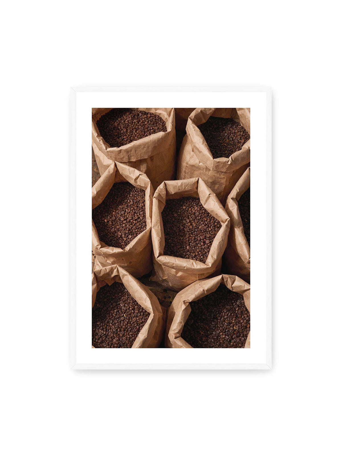 70x100 cm, weißer Galerie-Rand, weißer Rahmen – Offene braune Papiersäcke voller dunkel gerösteter Kaffeebohnen aus erhöhter Perspektive.