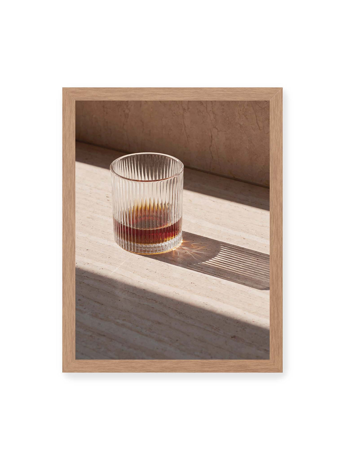 30x40 cm, Eichenrahmen – Geripptes Glas mit bernsteinfarbener Flüssigkeit auf heller Steinfläche im direkten Licht.