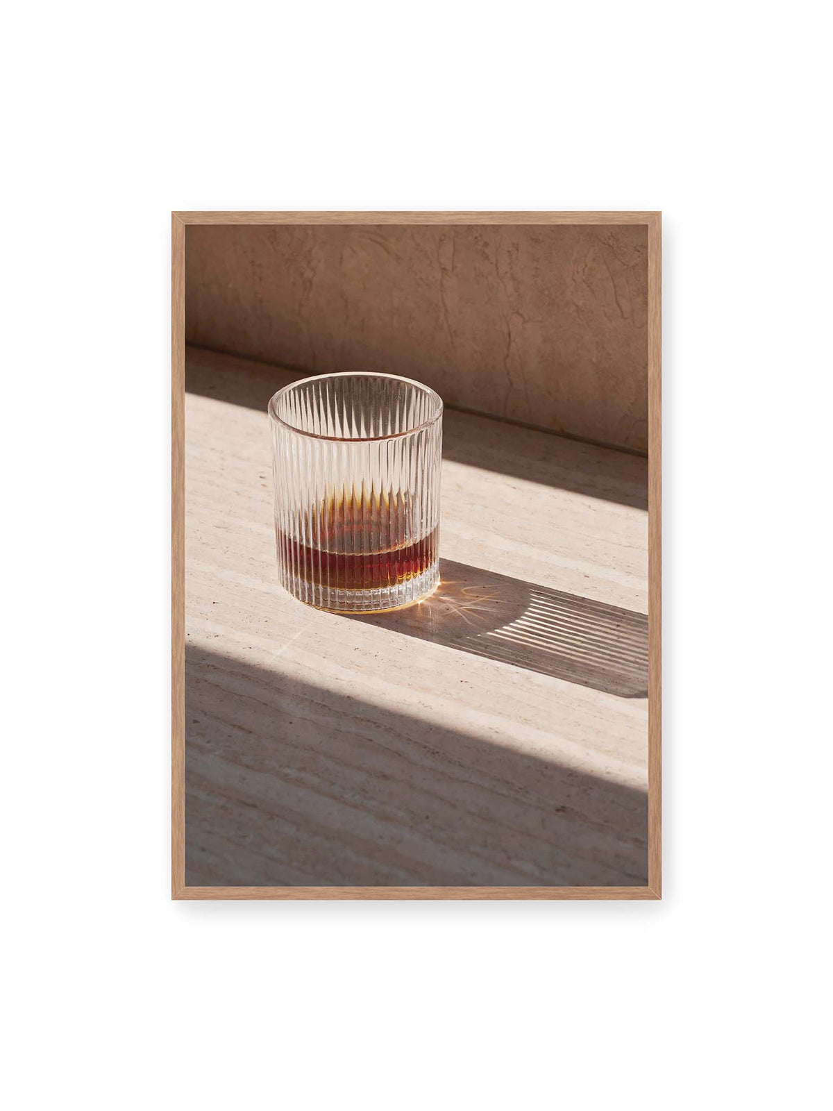 70x100 cm, Eichenrahmen – Geripptes Glas mit bernsteinfarbener Flüssigkeit auf heller Steinfläche im direkten Licht.