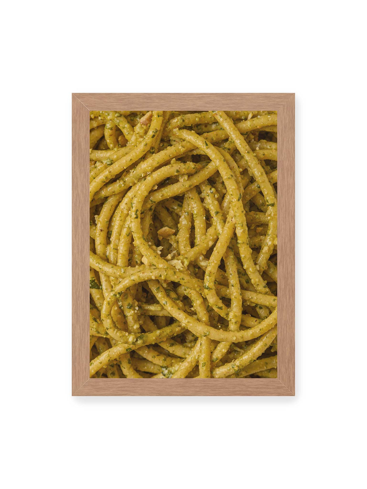 21x30 cm, Eichenrahmen – Eng verschlungene Pasta mit grünlich gelber Sauce und feinen Kräuterstücken in dichter Nahaufnahme.