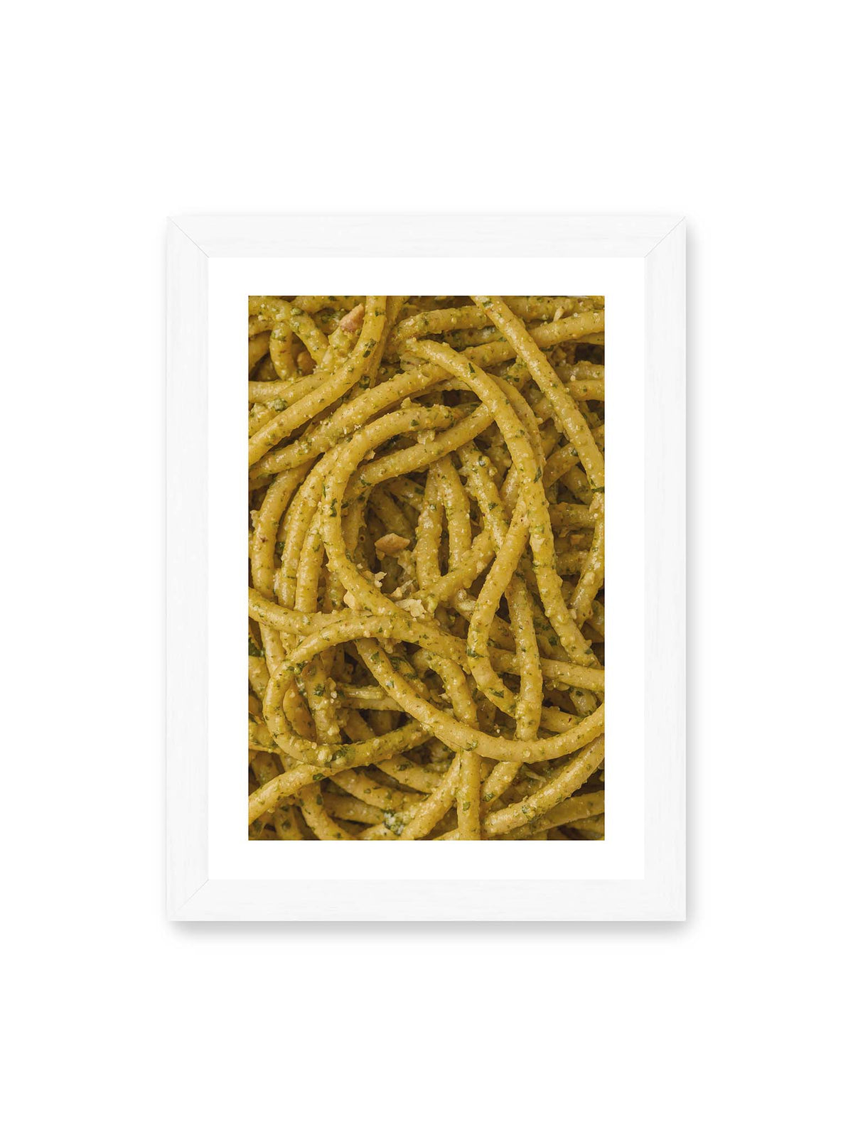 21x30 cm, weißer Galerie-Rand, weißer Rahmen – Eng verschlungene Pasta mit grünlich gelber Sauce und feinen Kräuterstücken in dichter Nahaufnahme.