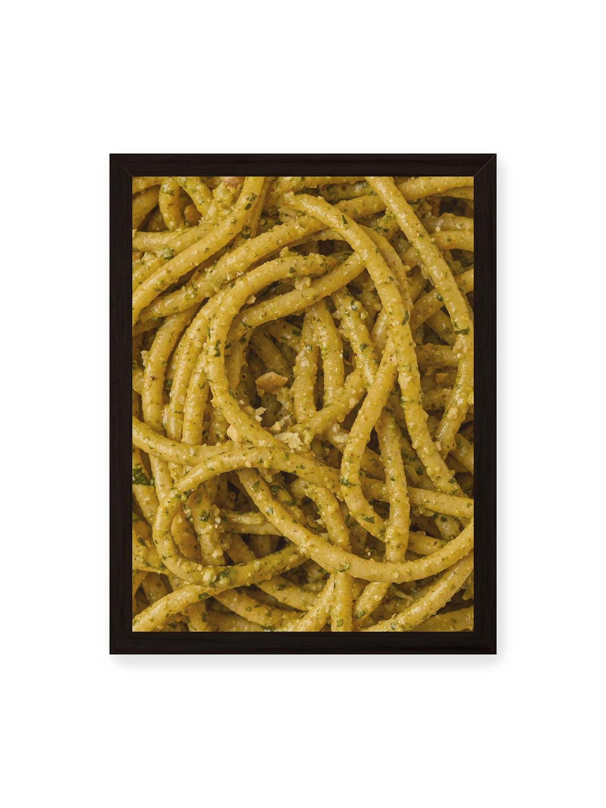 30x40 cm, schwarzer Rahmen – Eng verschlungene Pasta mit grünlich gelber Sauce und feinen Kräuterstücken in dichter Nahaufnahme.