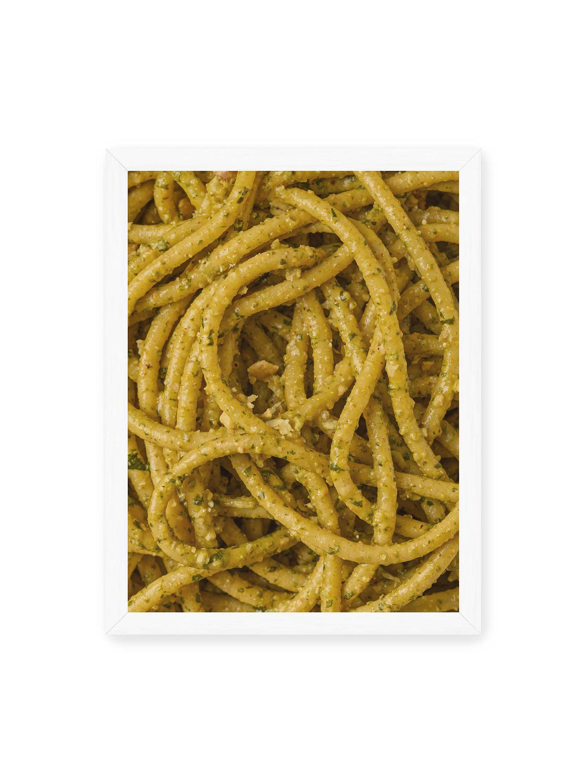 30x40 cm, weißer Rahmen – Eng verschlungene Pasta mit grünlich gelber Sauce und feinen Kräuterstücken in dichter Nahaufnahme.