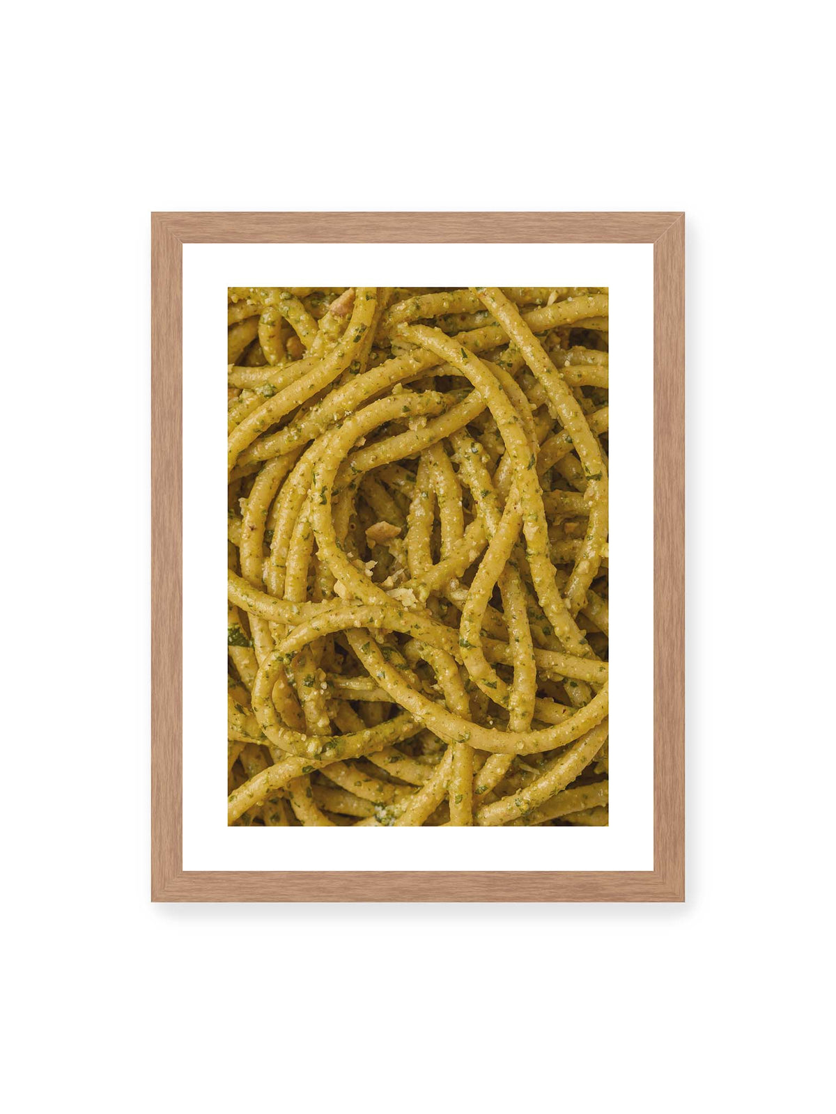 30x40 cm, weißer Galerie-Rand, Eichenrahmen – Eng verschlungene Pasta mit grünlich gelber Sauce und feinen Kräuterstücken in dichter Nahaufnahme.