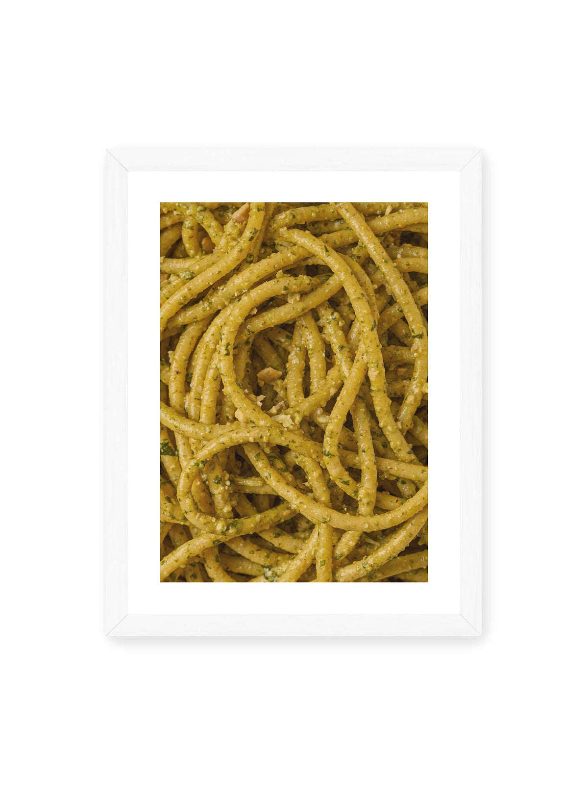 30x40 cm, weißer Galerie-Rand, weißer Rahmen – Eng verschlungene Pasta mit grünlich gelber Sauce und feinen Kräuterstücken in dichter Nahaufnahme.