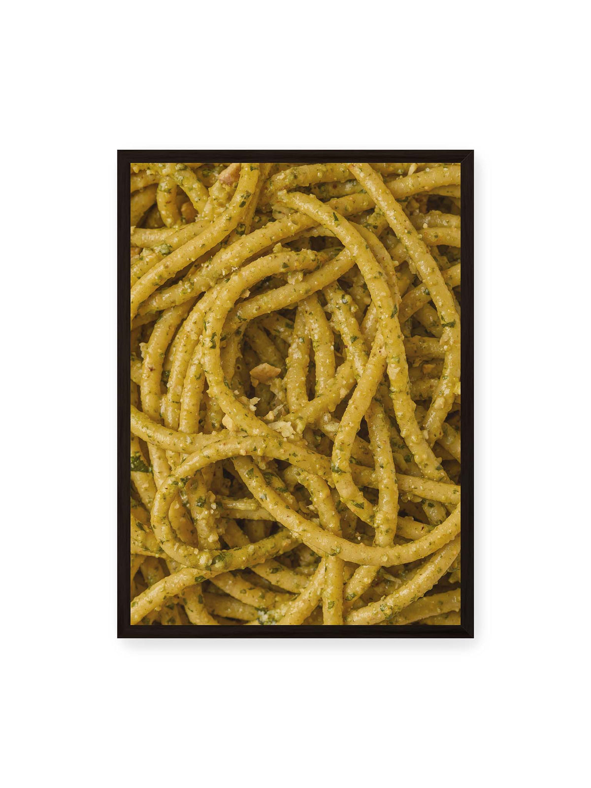 50x70 cm, schwarzer Rahmen – Eng verschlungene Pasta mit grünlich gelber Sauce und feinen Kräuterstücken in dichter Nahaufnahme.