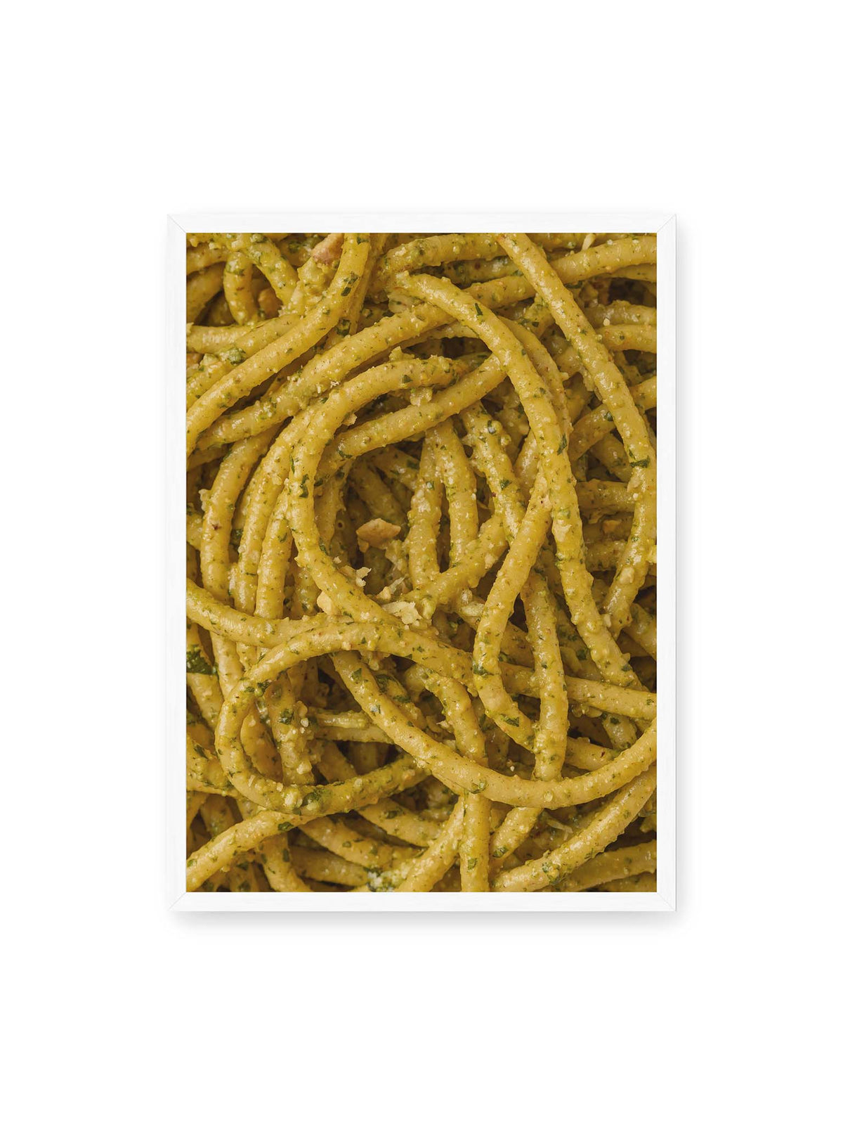 50x70 cm, weißer Rahmen – Eng verschlungene Pasta mit grünlich gelber Sauce und feinen Kräuterstücken in dichter Nahaufnahme.