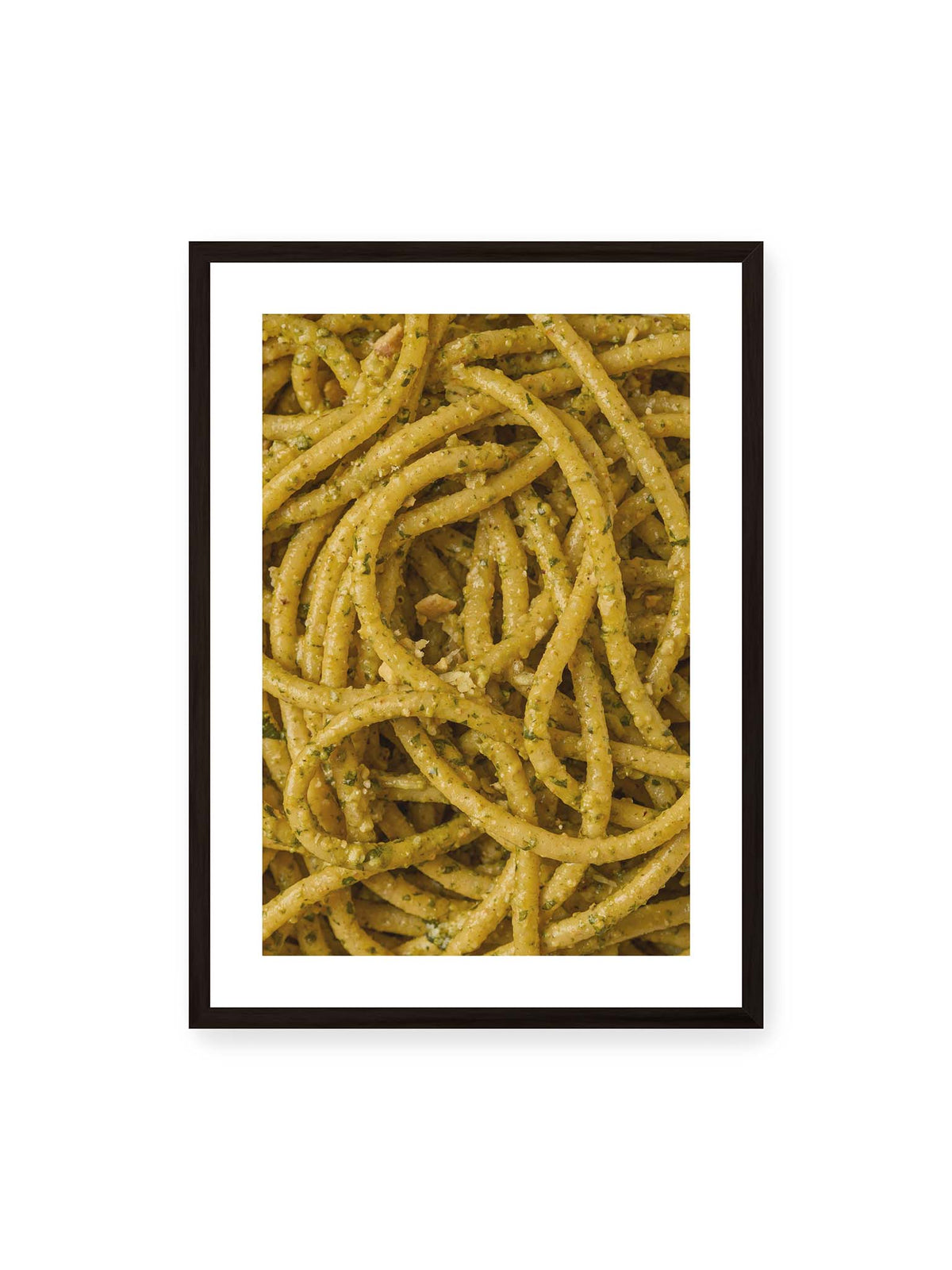 50x70 cm, weißer Galerie-Rand, schwarzer Rahmen – Eng verschlungene Pasta mit grünlich gelber Sauce und feinen Kräuterstücken in dichter Nahaufnahme.