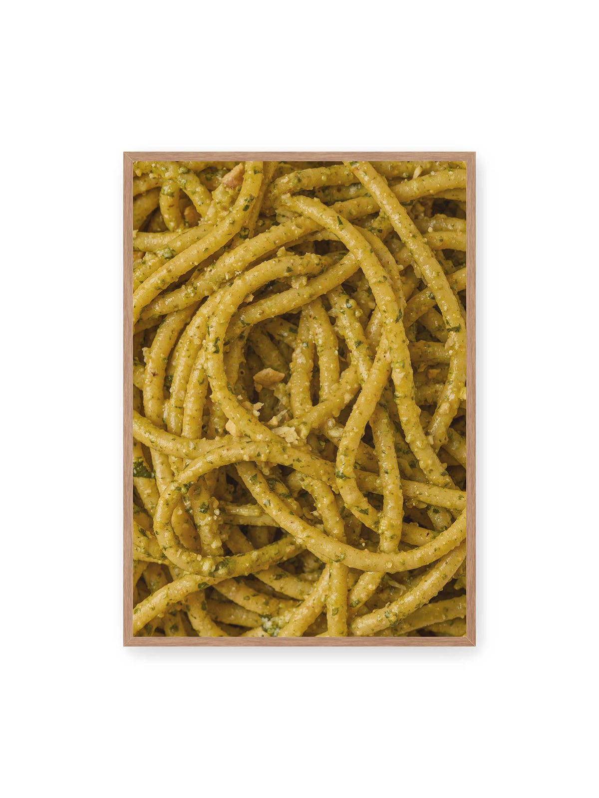 70x100 cm, Eichenrahmen – Eng verschlungene Pasta mit grünlich gelber Sauce und feinen Kräuterstücken in dichter Nahaufnahme.