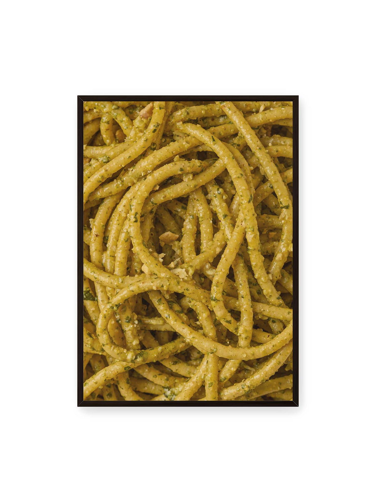 70x100 cm, schwarzer Rahmen – Eng verschlungene Pasta mit grünlich gelber Sauce und feinen Kräuterstücken in dichter Nahaufnahme.