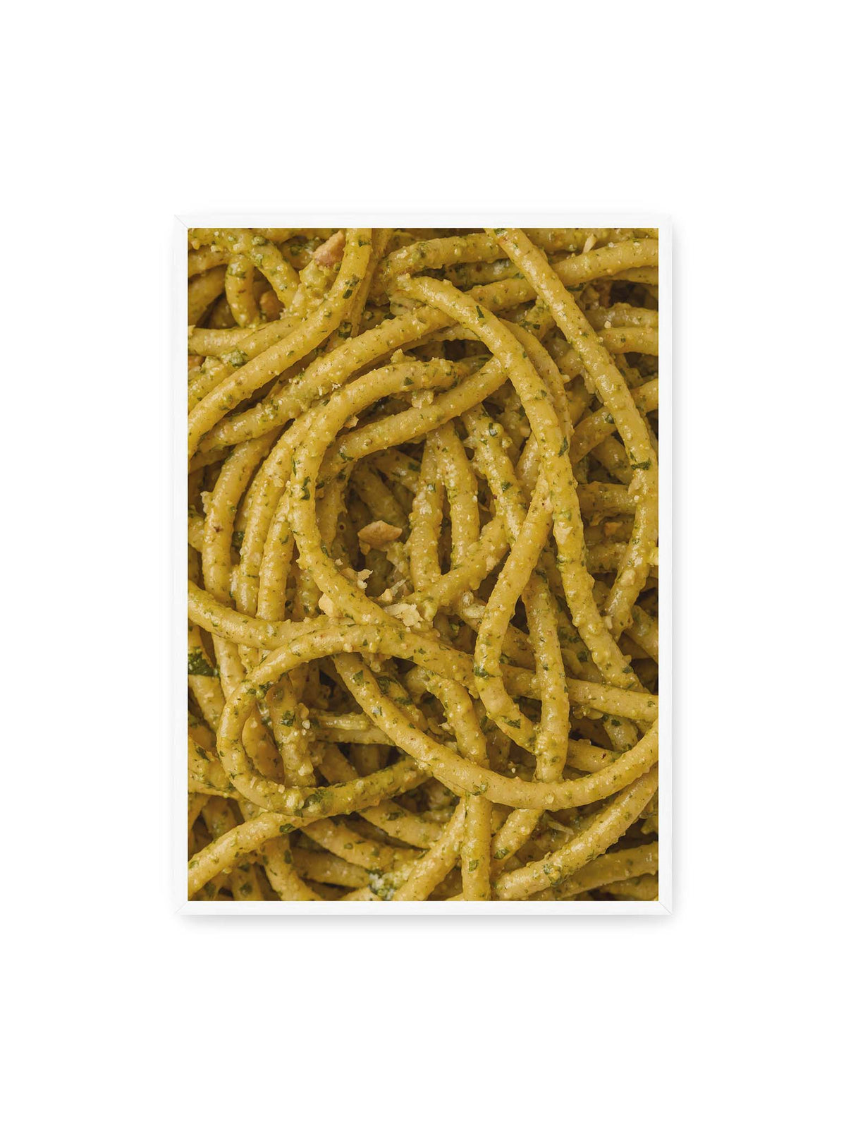 70x100 cm, weißer Rahmen – Eng verschlungene Pasta mit grünlich gelber Sauce und feinen Kräuterstücken in dichter Nahaufnahme.
