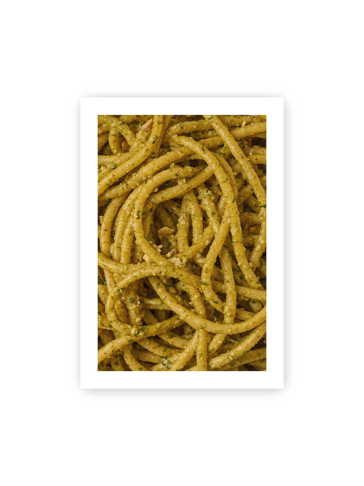 70x100 cm, weißer Galerie-Rand – Eng verschlungene Pasta mit grünlich gelber Sauce und feinen Kräuterstücken in dichter Nahaufnahme.