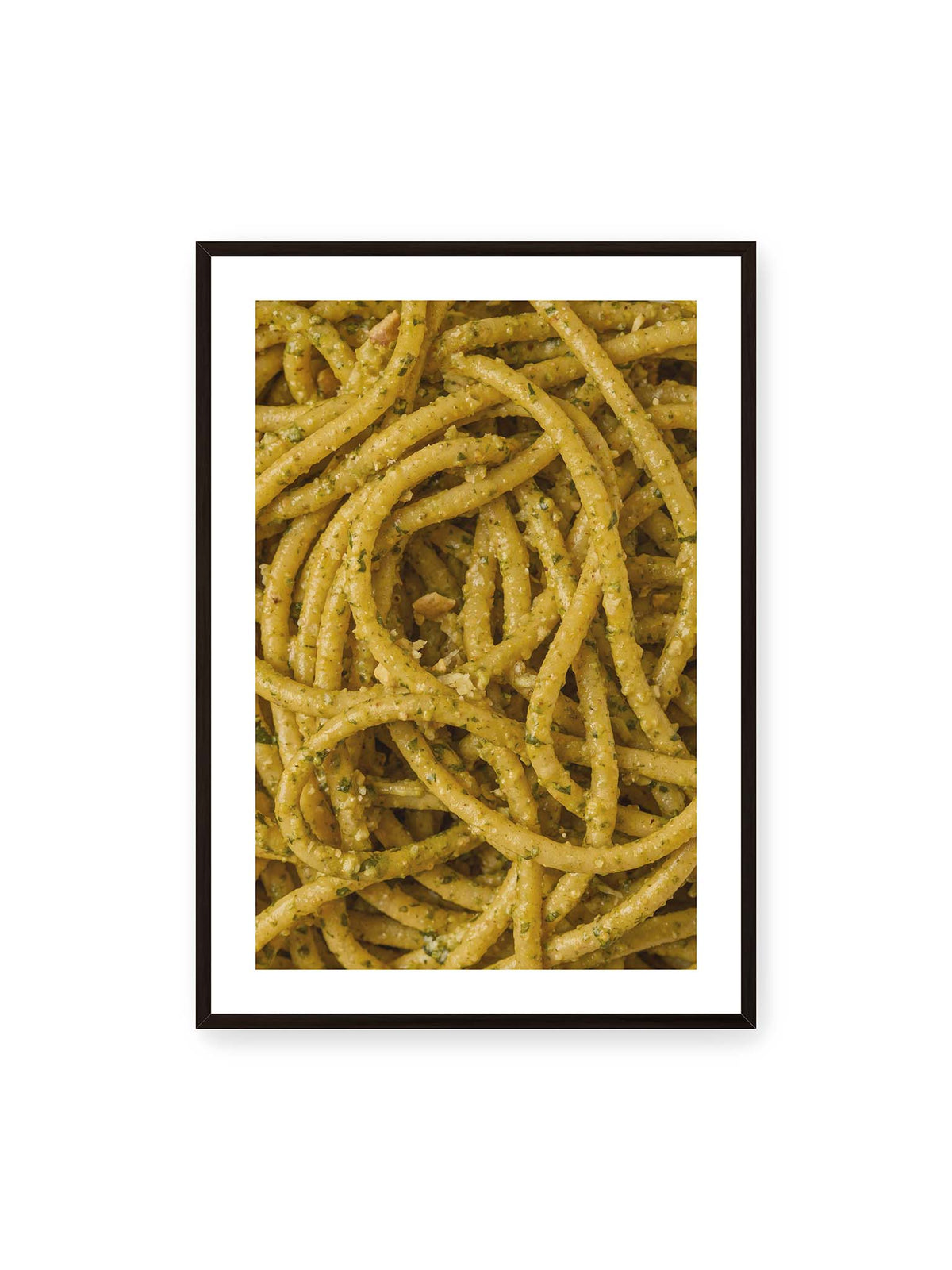 70x100 cm, weißer Galerie-Rand, schwarzer Rahmen – Eng verschlungene Pasta mit grünlich gelber Sauce und feinen Kräuterstücken in dichter Nahaufnahme.