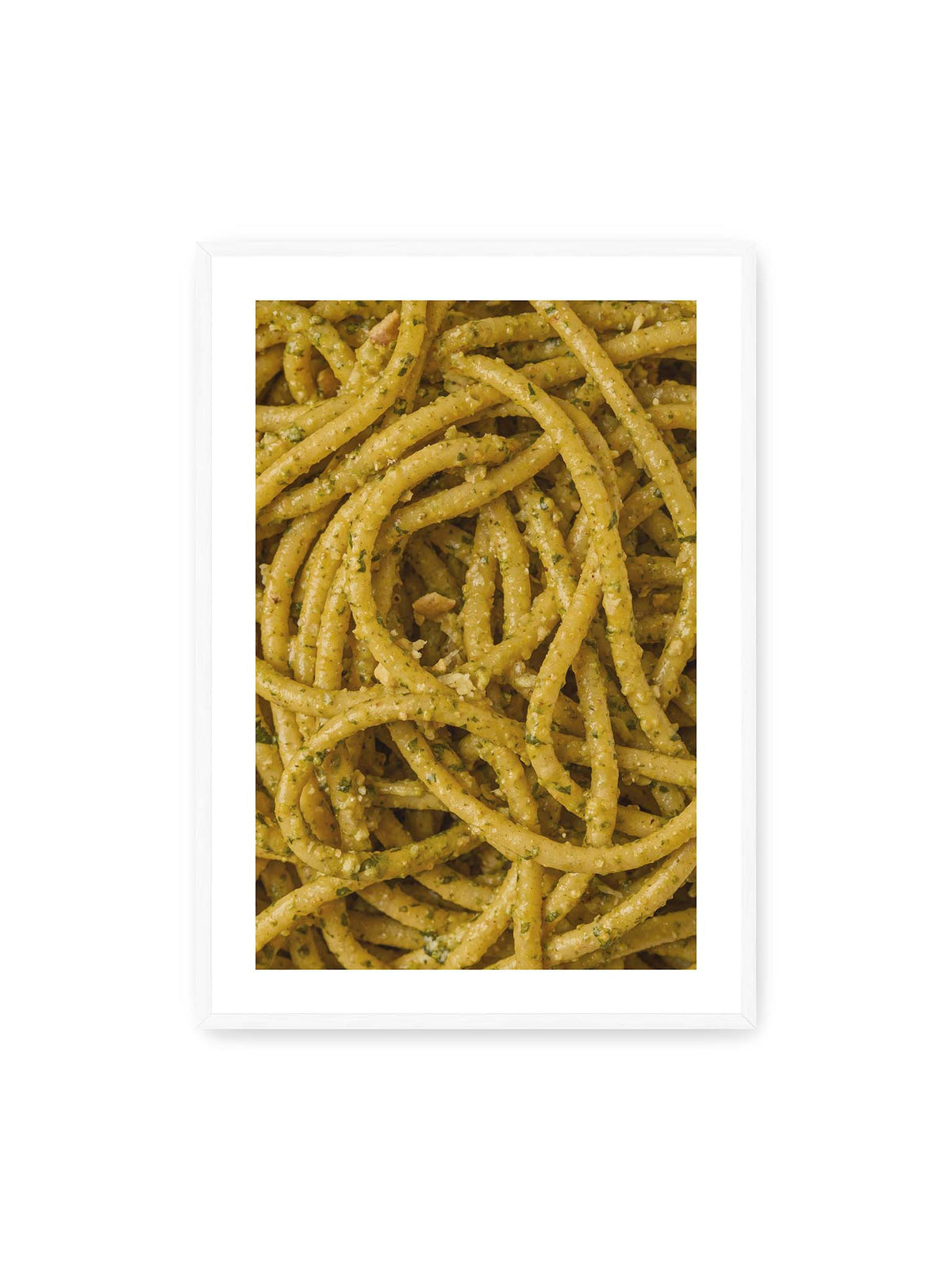 70x100 cm, weißer Galerie-Rand, weißer Rahmen – Eng verschlungene Pasta mit grünlich gelber Sauce und feinen Kräuterstücken in dichter Nahaufnahme.