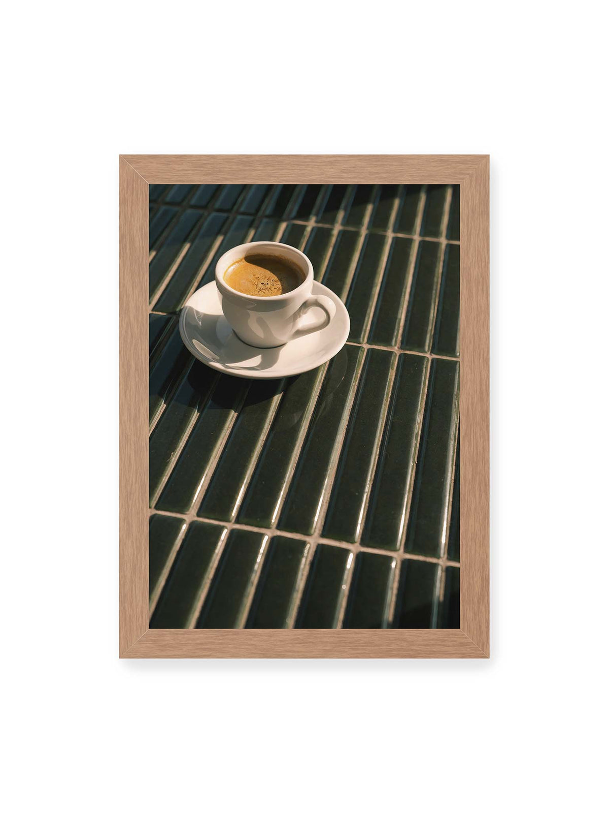 21x30 cm, Eichenrahmen – Weiße Espressotasse auf dunkelgrünen Fliesen im direkten Licht mit geometrischen Schatten.