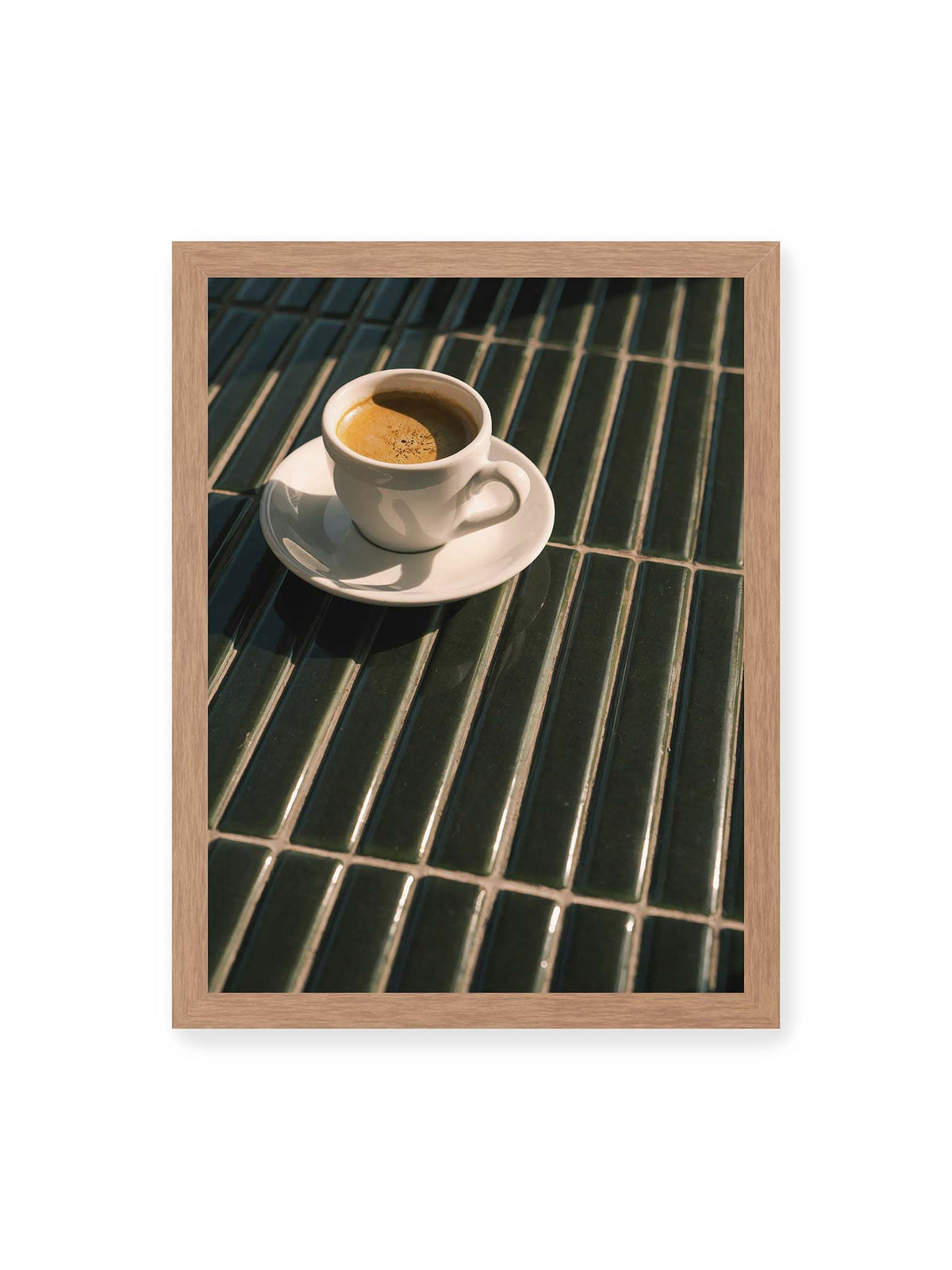 30x40 cm, Eichenrahmen – Weiße Espressotasse auf dunkelgrünen Fliesen im direkten Licht mit geometrischen Schatten.