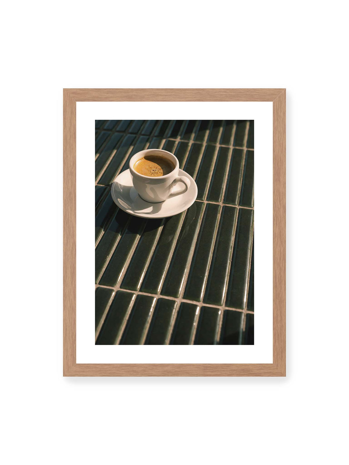 30x40 cm, weißer Galerie-Rand, Eichenrahmen – Weiße Espressotasse auf dunkelgrünen Fliesen im direkten Licht mit geometrischen Schatten.