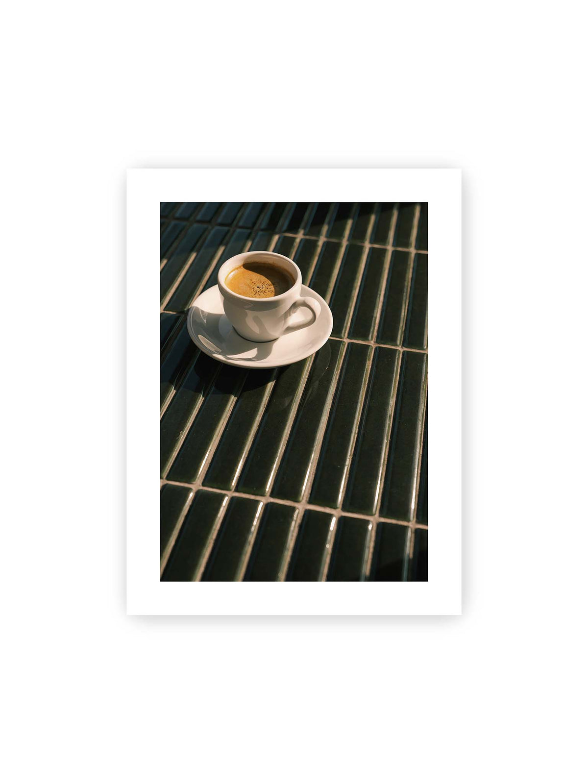 30x40 cm, weißer Galerie-Rand – Weiße Espressotasse auf dunkelgrünen Fliesen im direkten Licht mit geometrischen Schatten.