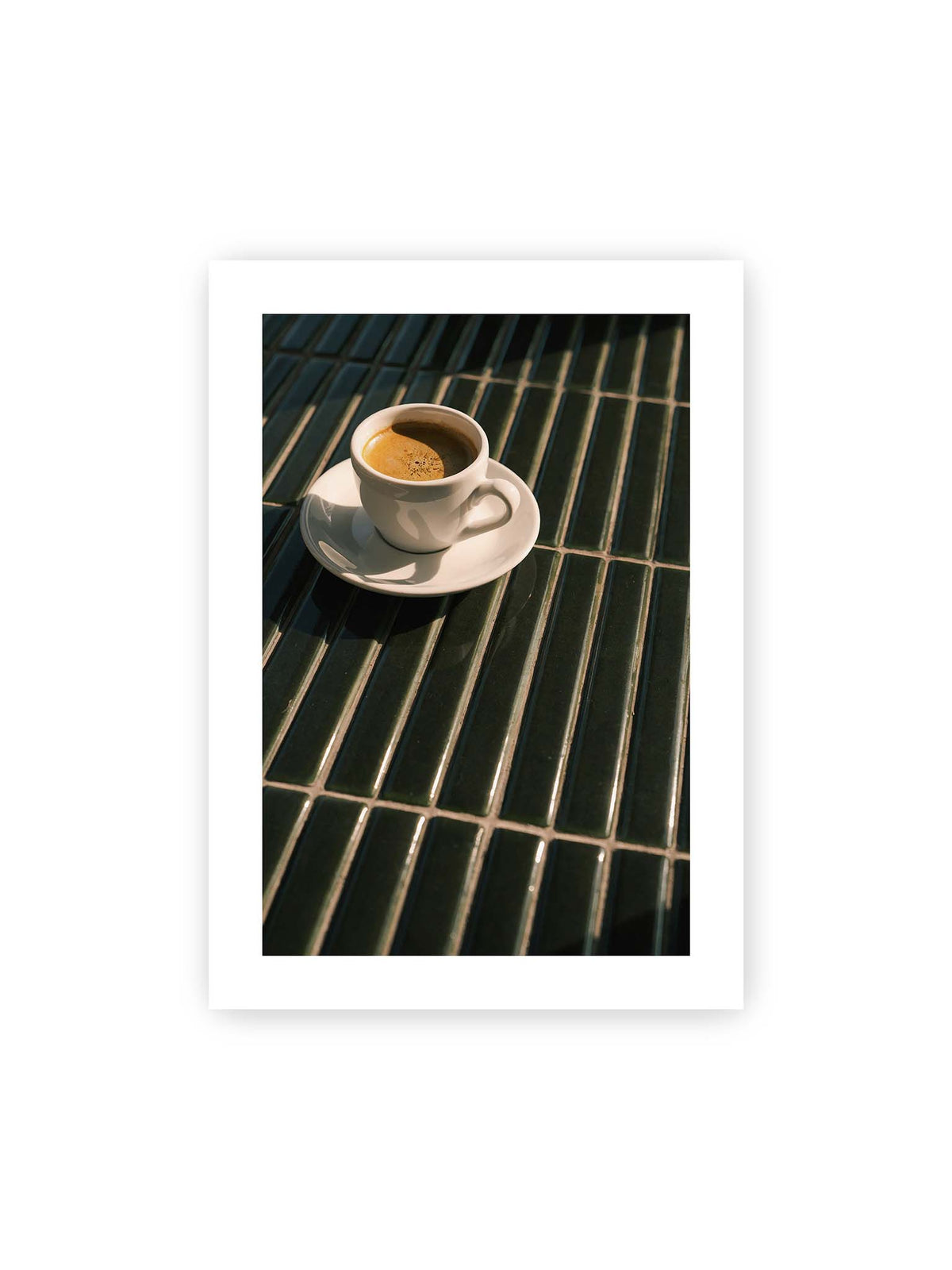 50x70 cm, weißer Galerie-Rand – Weiße Espressotasse auf dunkelgrünen Fliesen im direkten Licht mit geometrischen Schatten.
