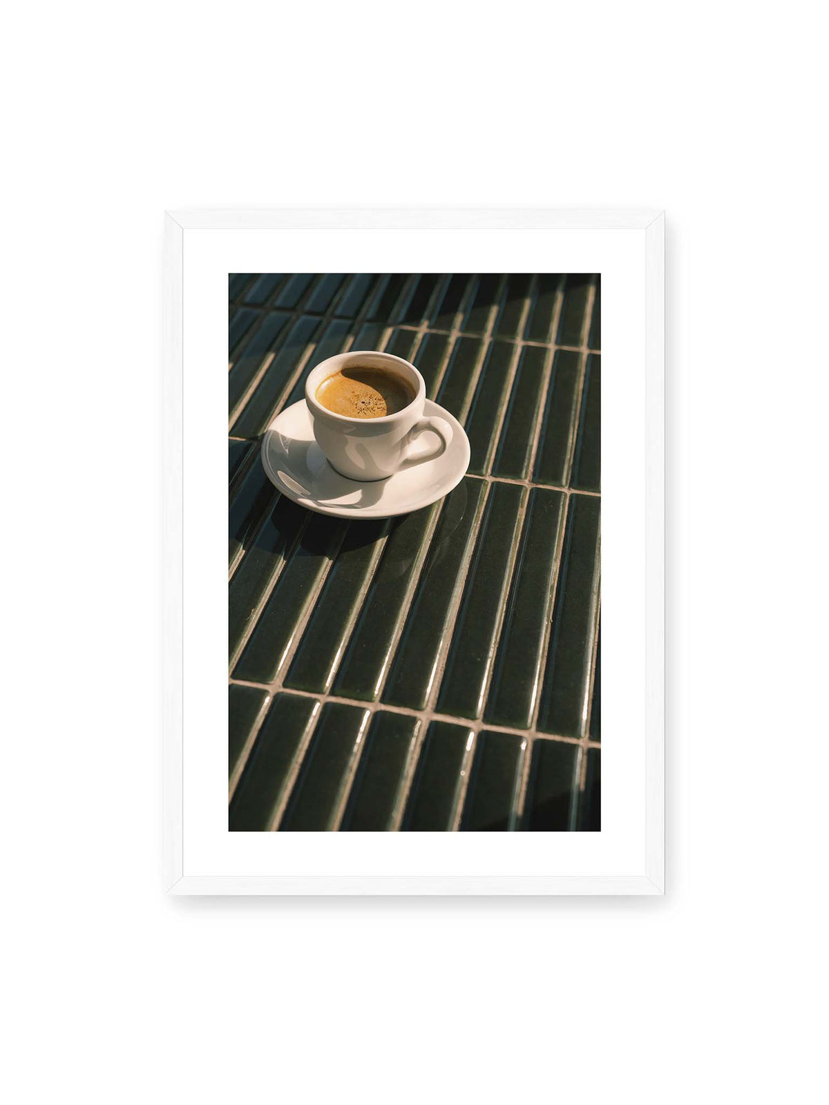 50x70 cm, weißer Galerie-Rand, weißer Rahmen – Weiße Espressotasse auf dunkelgrünen Fliesen im direkten Licht mit geometrischen Schatten.