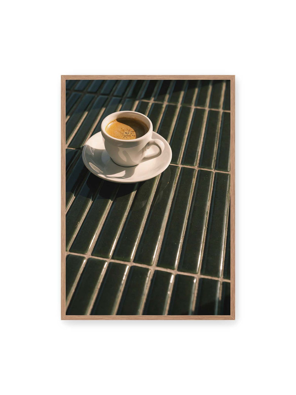 70x100 cm, Eichenrahmen – Weiße Espressotasse auf dunkelgrünen Fliesen im direkten Licht mit geometrischen Schatten.