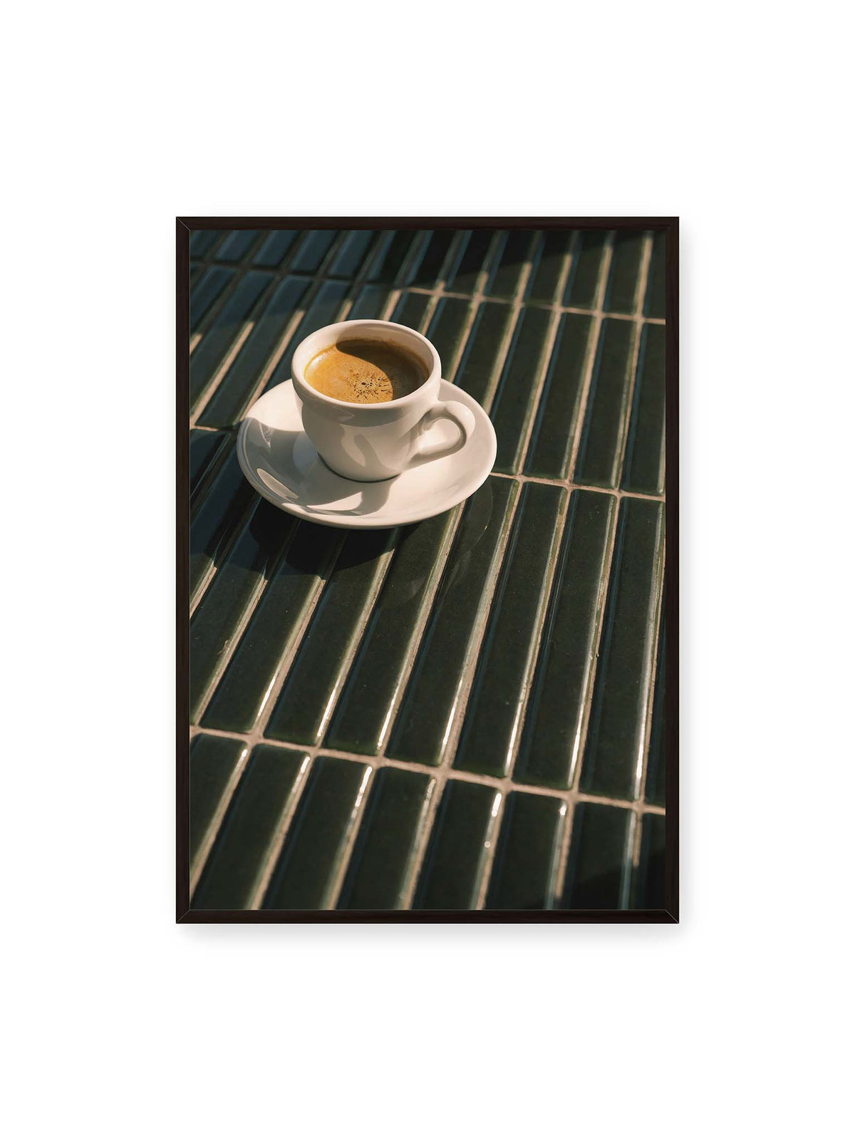 70x100 cm, schwarzer Rahmen – Weiße Espressotasse auf dunkelgrünen Fliesen im direkten Licht mit geometrischen Schatten.