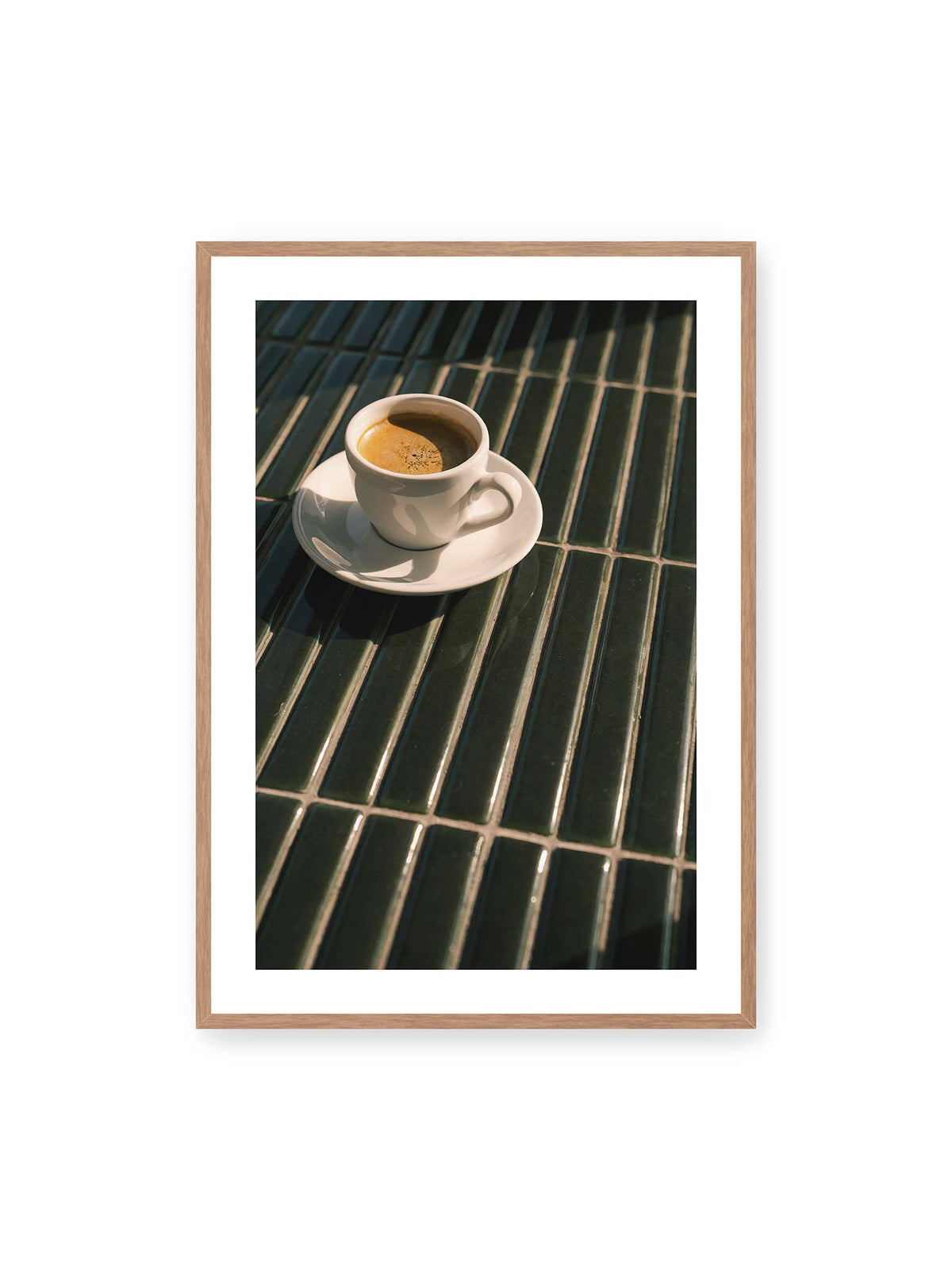 70x100 cm, weißer Galerie-Rand, Eichenrahmen – Weiße Espressotasse auf dunkelgrünen Fliesen im direkten Licht mit geometrischen Schatten.