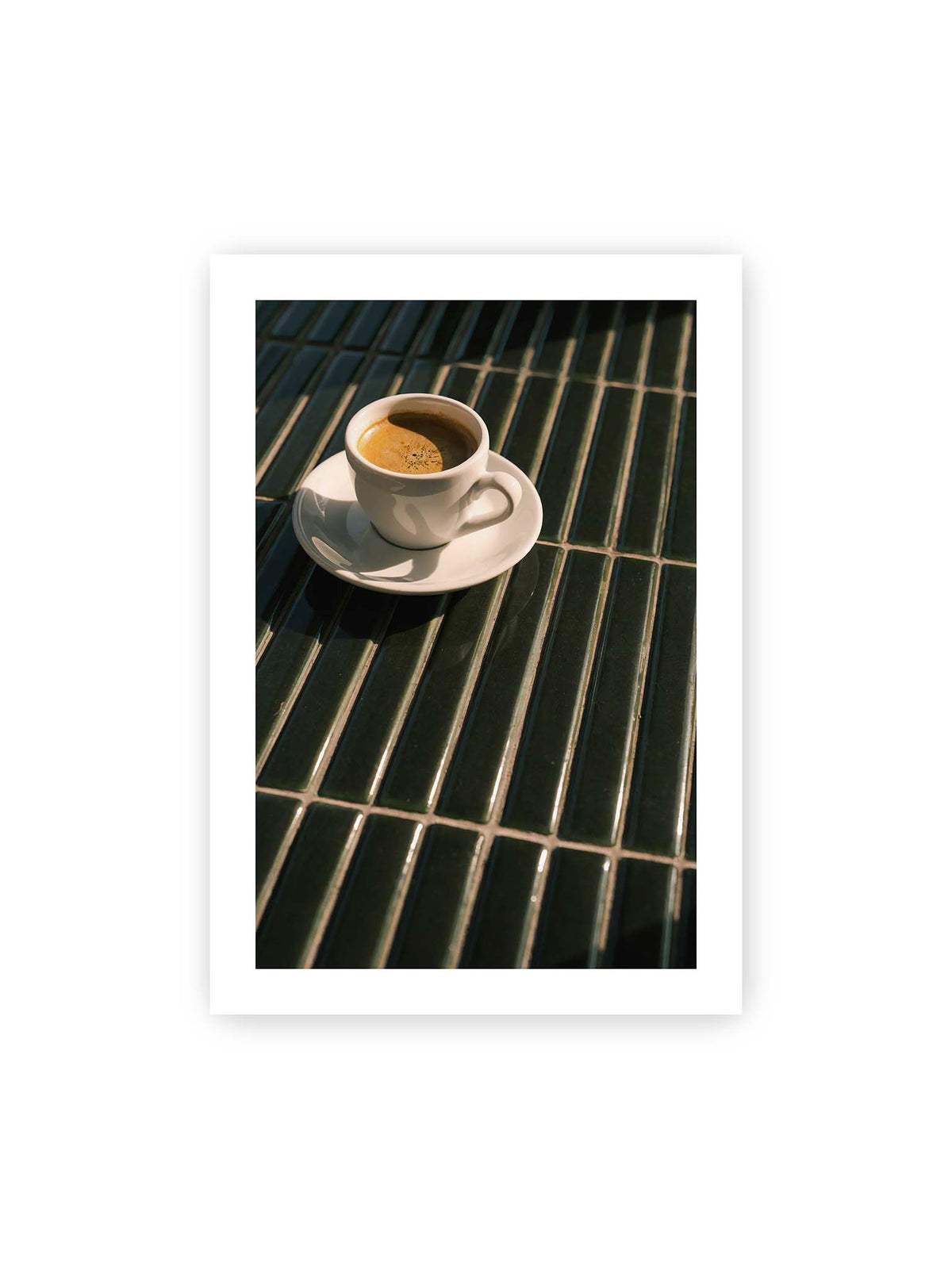 70x100 cm, weißer Galerie-Rand – Weiße Espressotasse auf dunkelgrünen Fliesen im direkten Licht mit geometrischen Schatten.