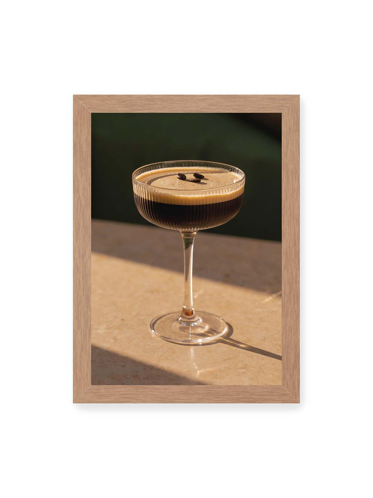 21x30 cm, Eichenrahmen – Espresso Martini im geriffelten Coupé-Glas mit heller Crema und drei Kaffeebohnen im warmen Licht.