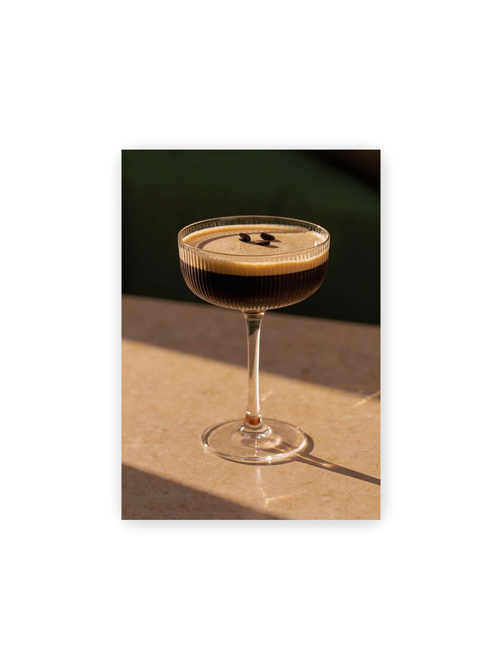 21x30 cm – Espresso Martini im geriffelten Coupé-Glas mit heller Crema und drei Kaffeebohnen im warmen Licht.