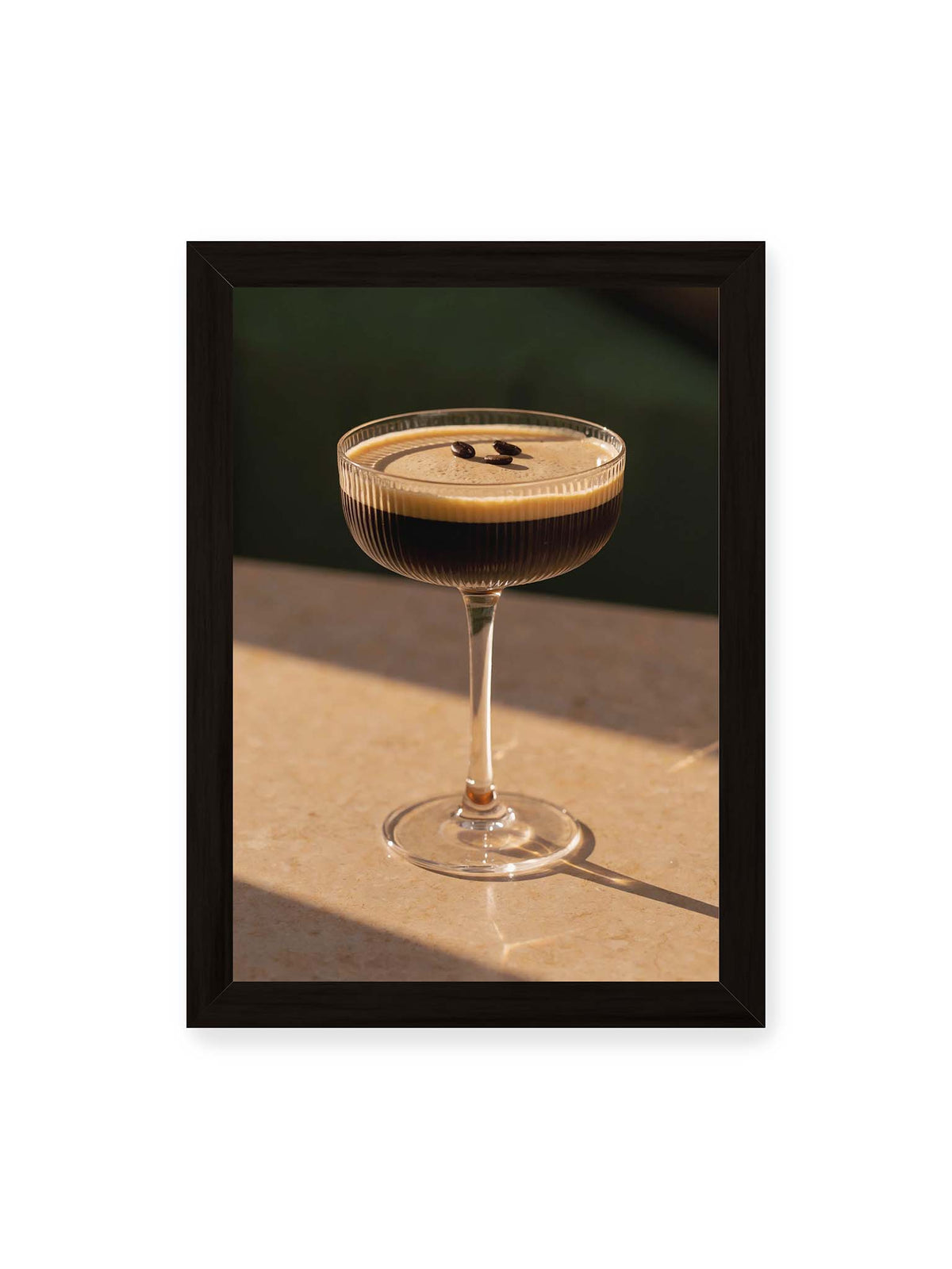21x30 cm, schwarzer Rahmen – Espresso Martini im geriffelten Coupé-Glas mit heller Crema und drei Kaffeebohnen im warmen Licht.